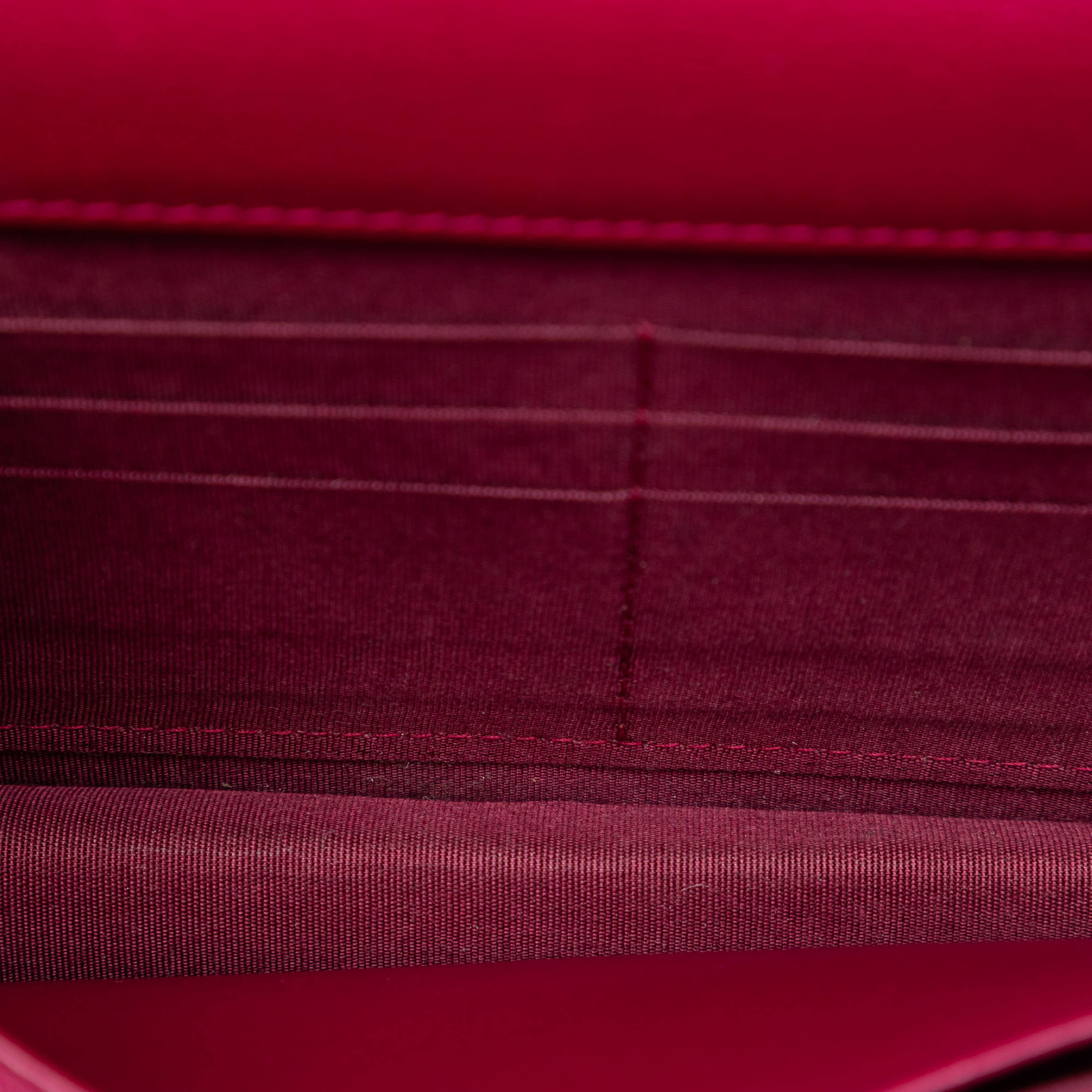 Chanel Stitched Goatskin Golden Cc Wallet On Chain, från Luxclusif, i färgen dark red. Klicka för att öppna bilden i stort format