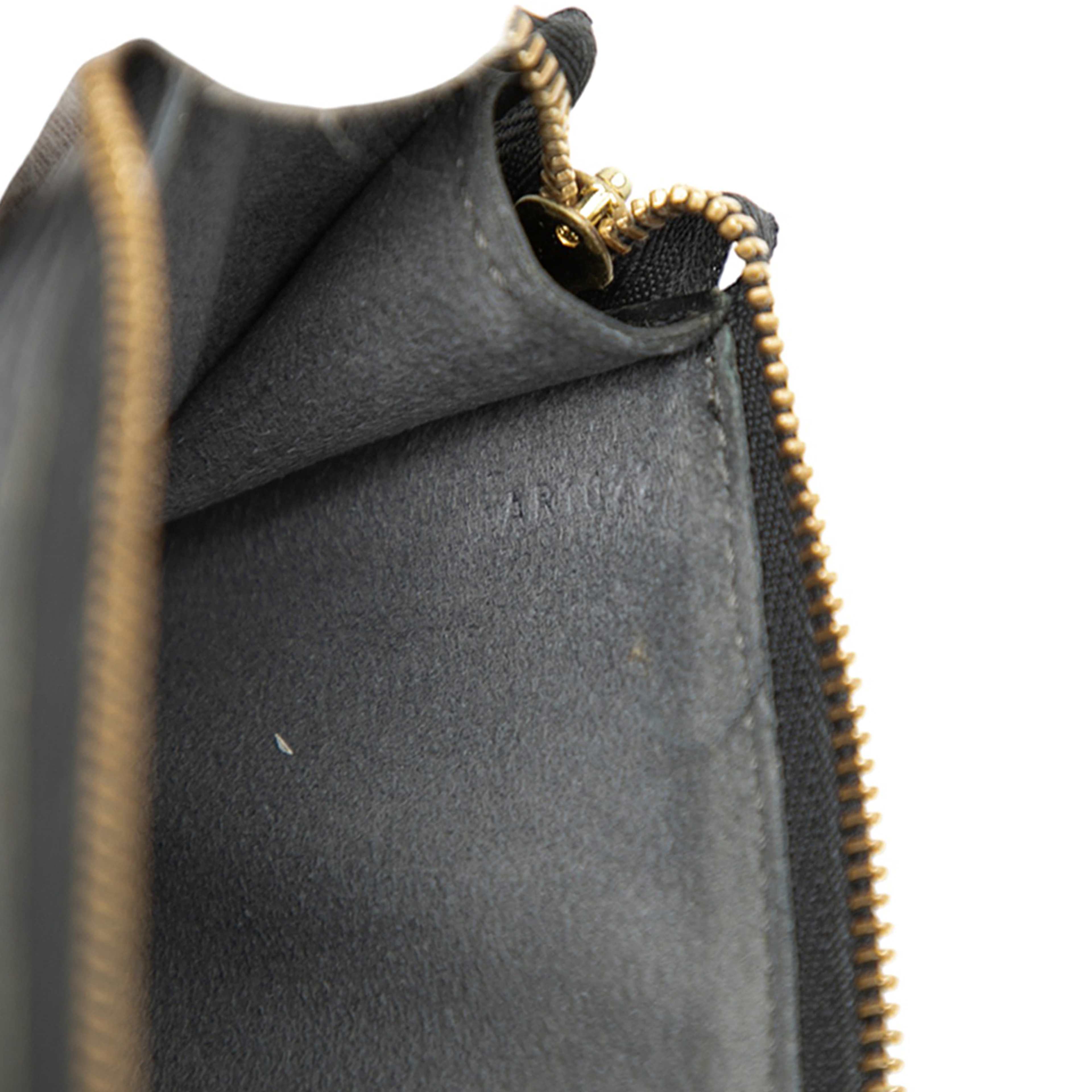 Louis Vuitton Epi Pochette Accessoires, från Luxclusif, i färgen black. Klicka för att öppna bilden i stort format