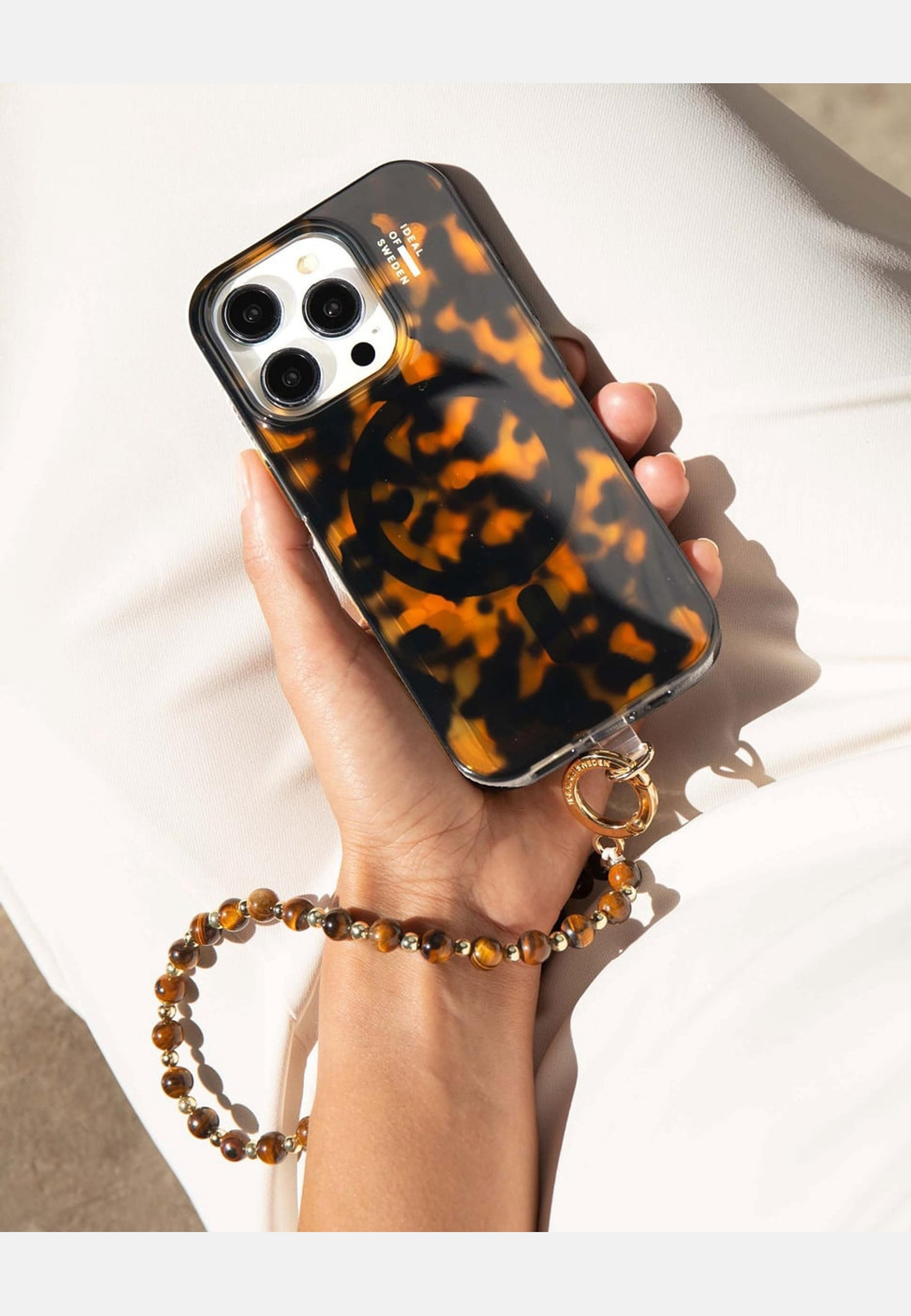 Clear Case Magsafe Iphone, från Ideal Of Sweden, i färgen brown. Klicka för att öppna bilden i stort format