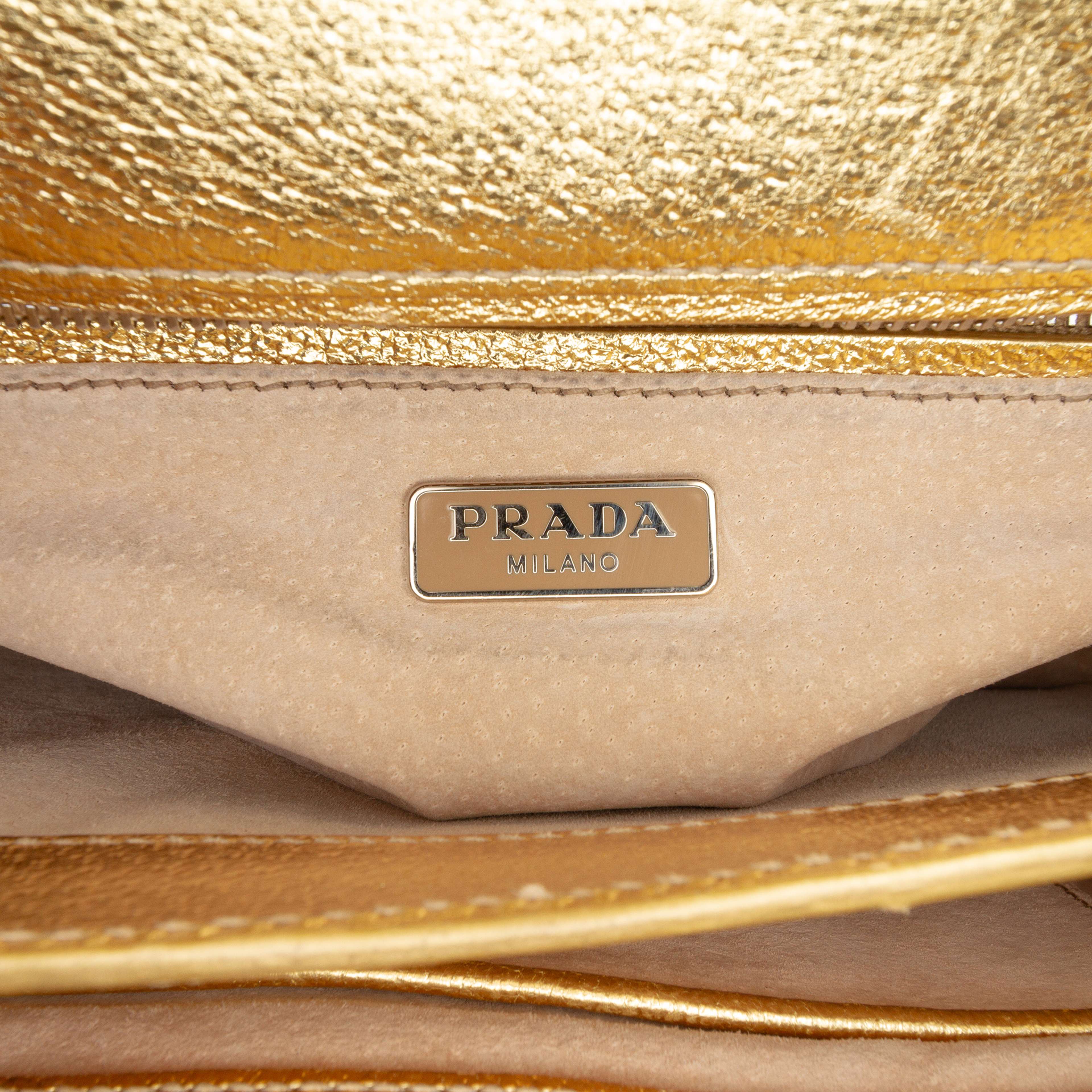 Prada Metallic Cinghiale Crossbody, från Luxclusif, i färgen gold. Klicka för att öppna bilden i stort format