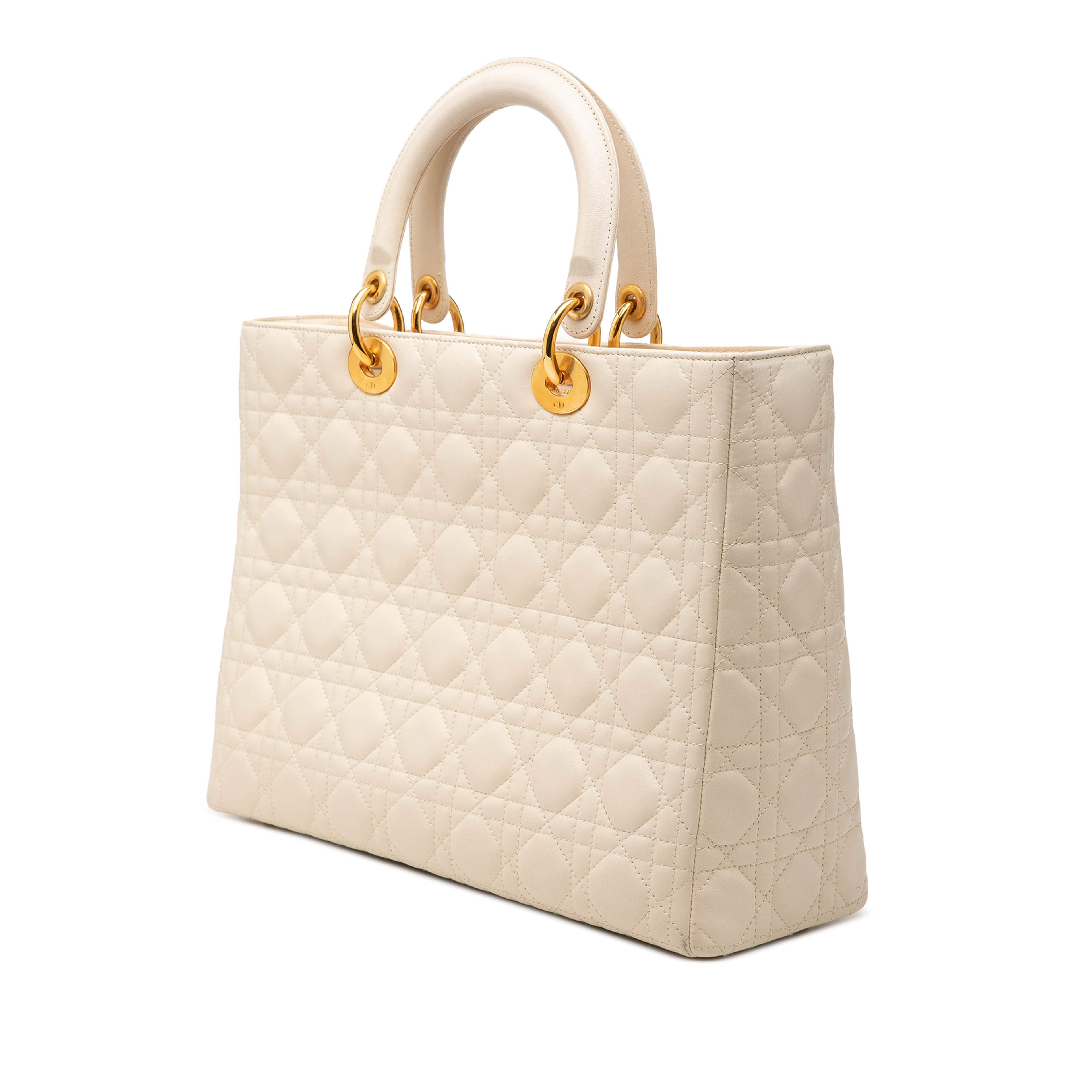 Dior Large Lambskin Cannage Lady Dior, från Luxclusif, i färgen ivory. Klicka för att öppna bilden i stort format