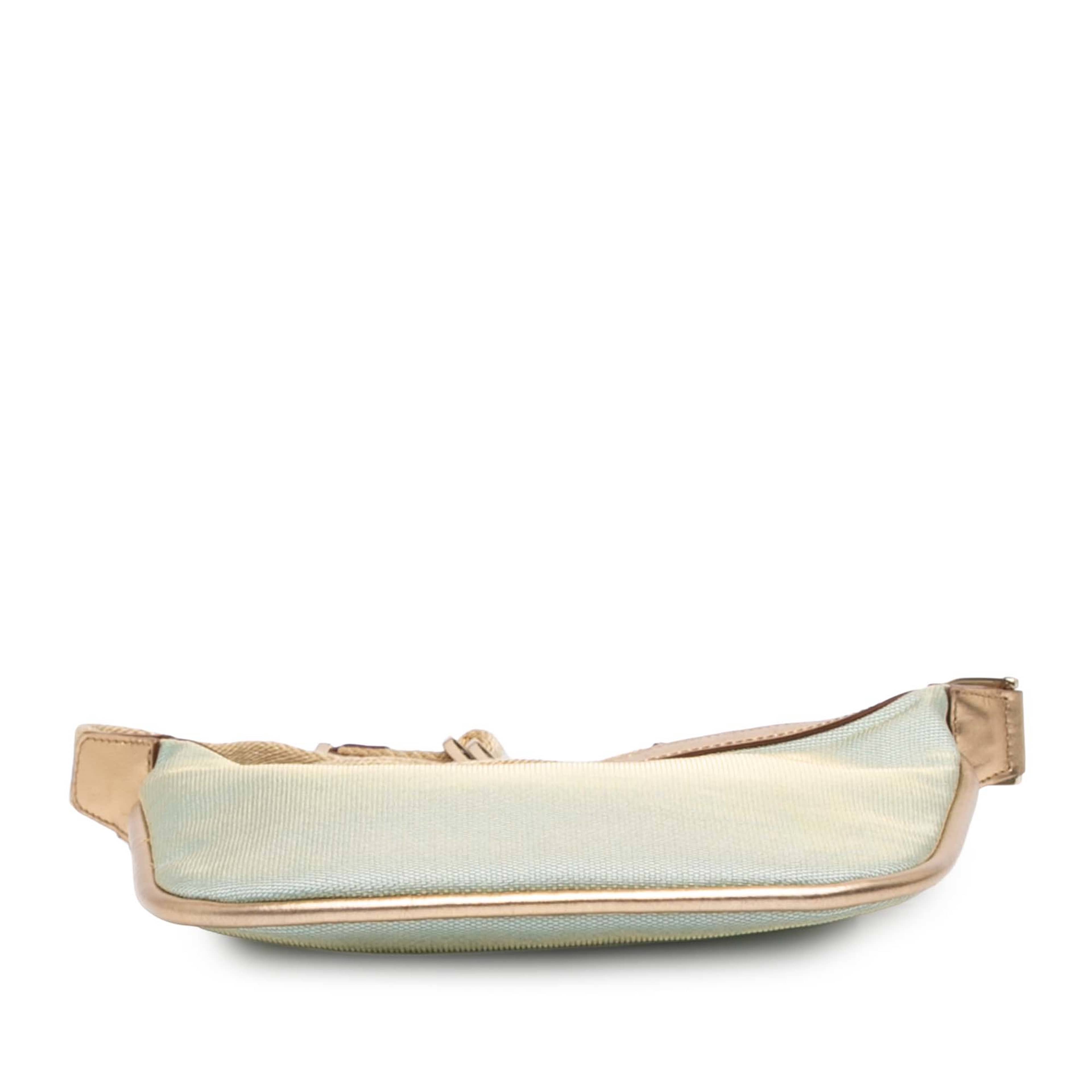 Gucci Canvas Web Hobo, från Luxclusif, i färgen light blue. Klicka för att öppna bilden i stort format