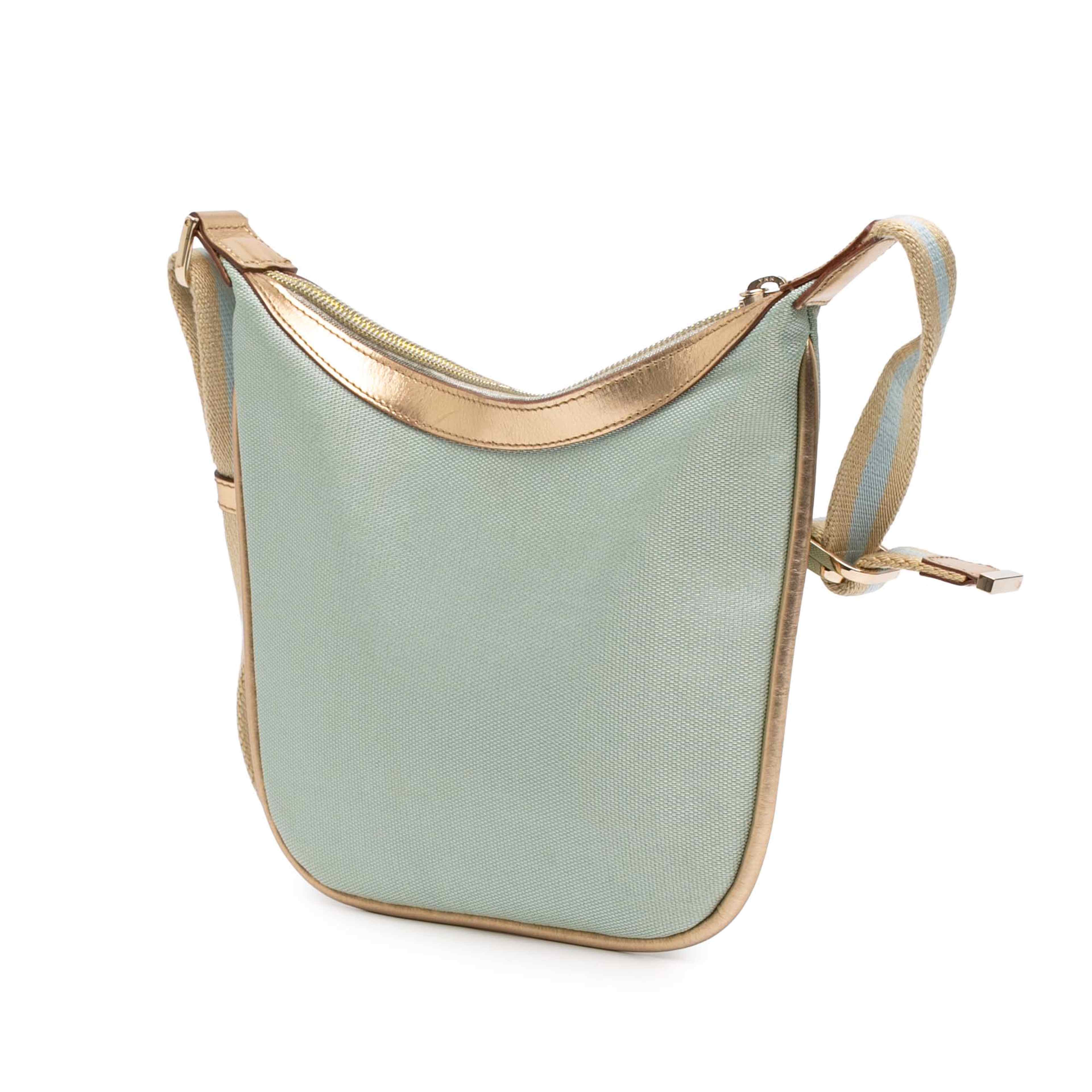 Gucci Canvas Web Hobo, från Luxclusif, i färgen light blue. Klicka för att öppna bilden i stort format