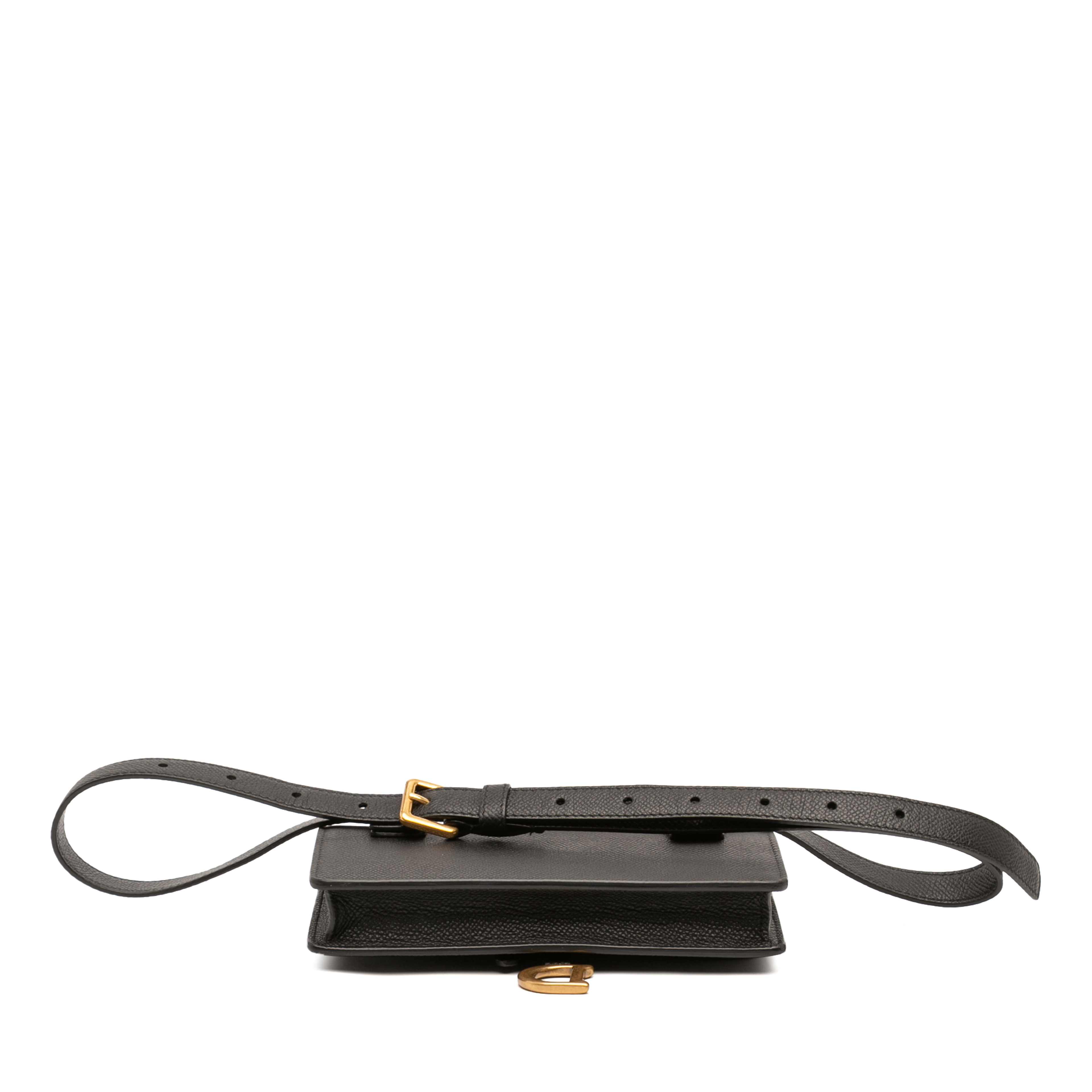 Dior Grained Calfskin Saddle Belt Pouch, från Luxclusif, i färgen svart. Klicka för att öppna bilden i stort format