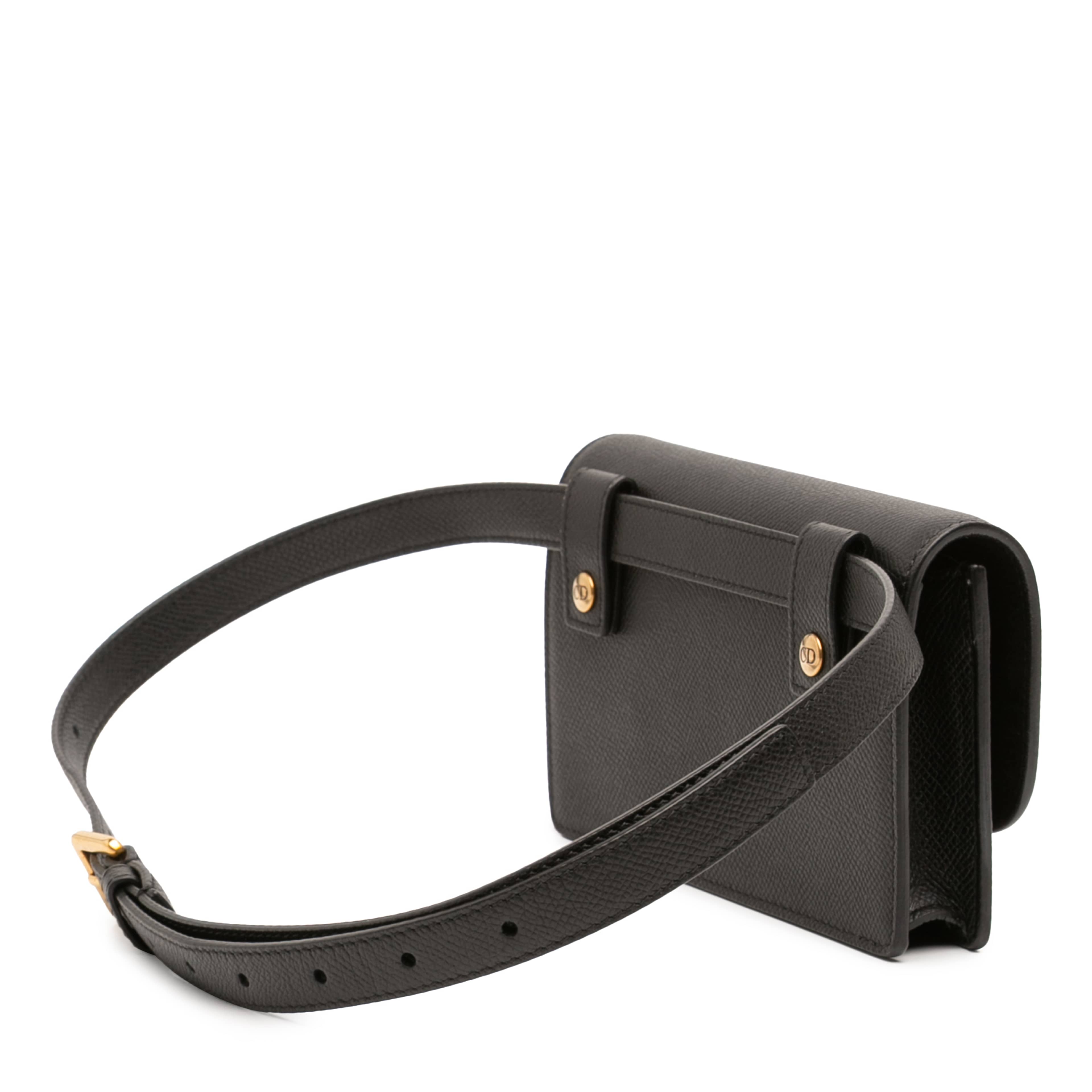 Dior Grained Calfskin Saddle Belt Pouch, från Luxclusif, i färgen svart. Klicka för att öppna bilden i stort format