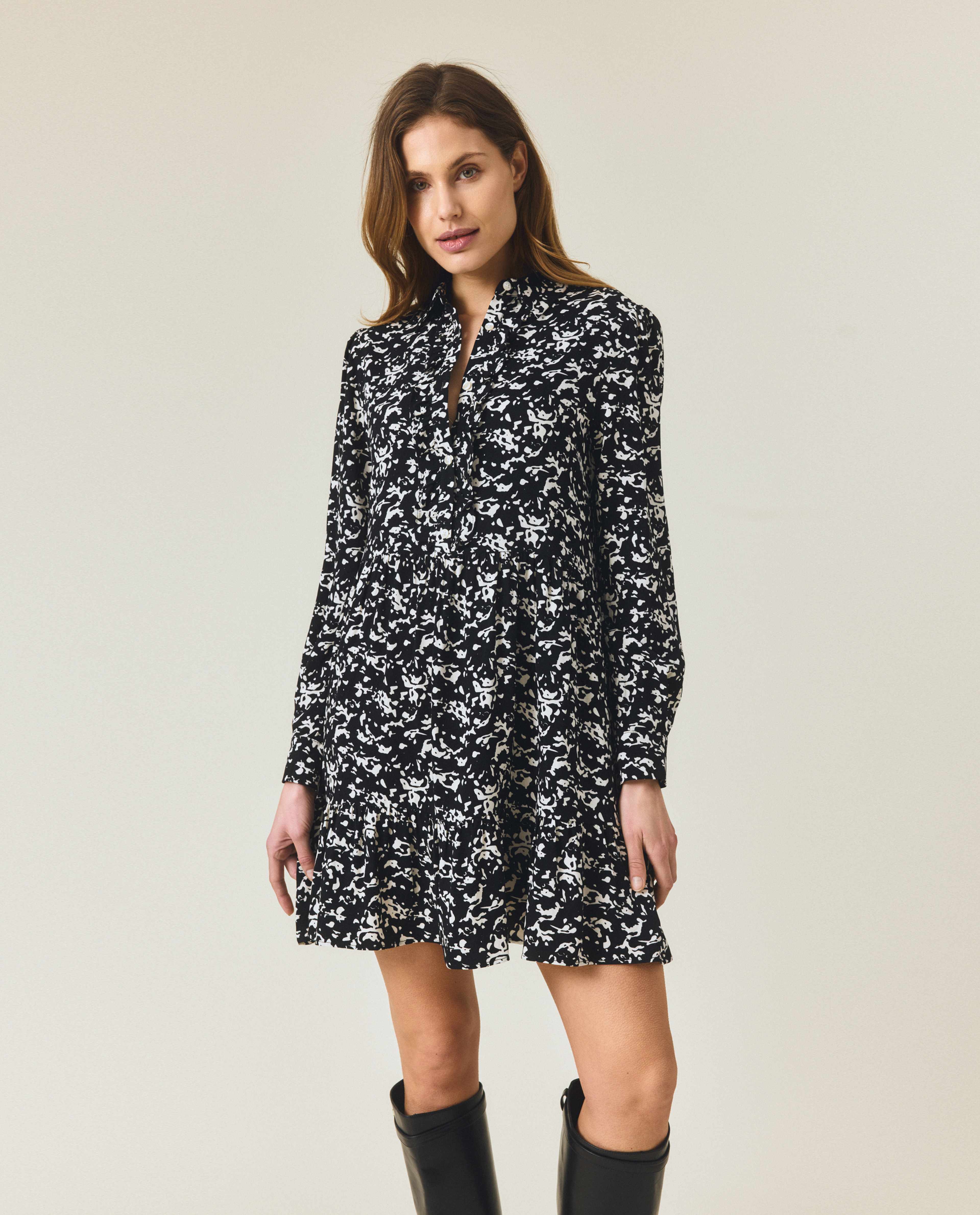 Printed Frill Tunic Dress, från Lexington, i färgen black/white print. Klicka för att öppna bilden i stort format