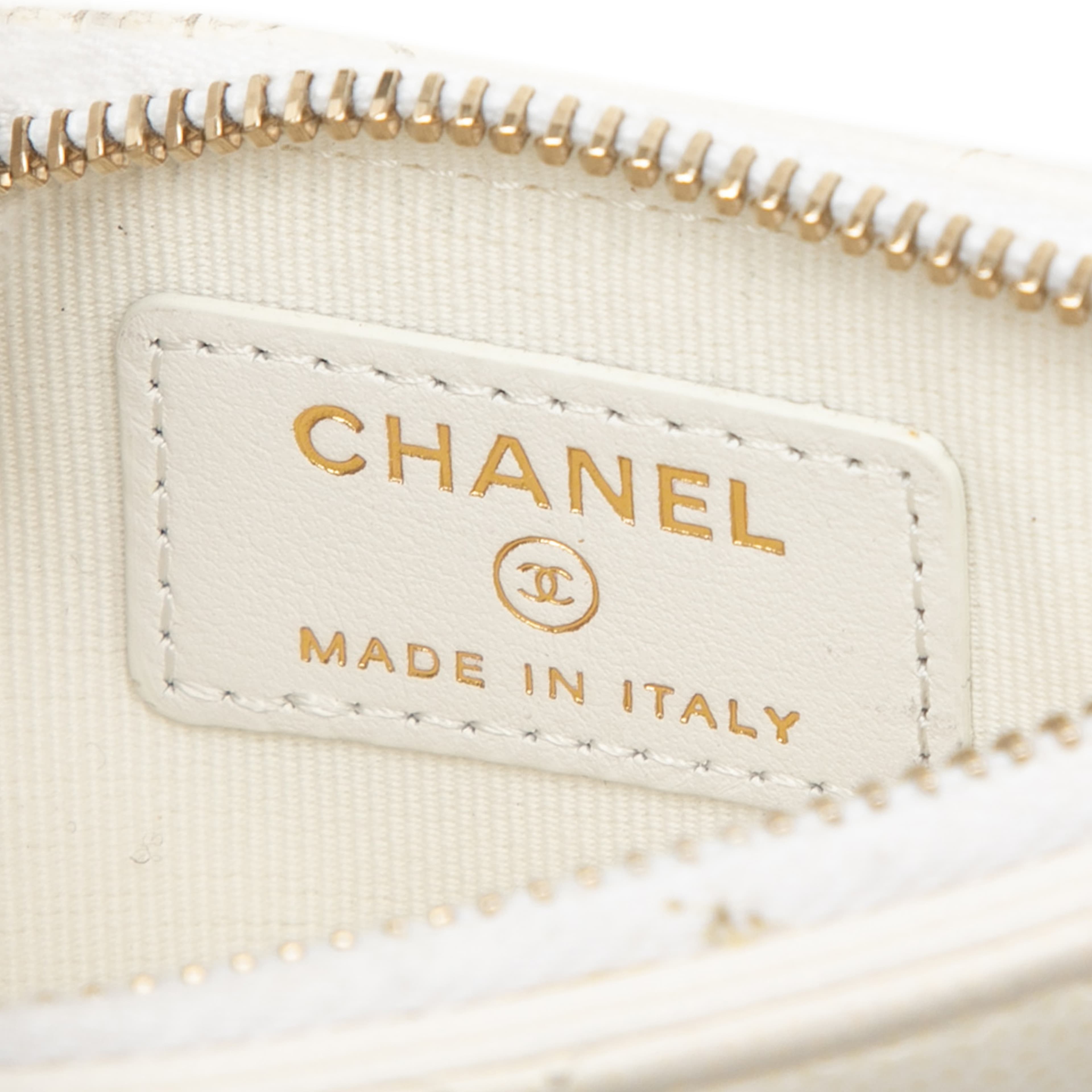 Chanel Cc Quilted Caviar Flap Zip Card Holder, från Luxclusif, i färgen ivory. Klicka för att öppna bilden i stort format