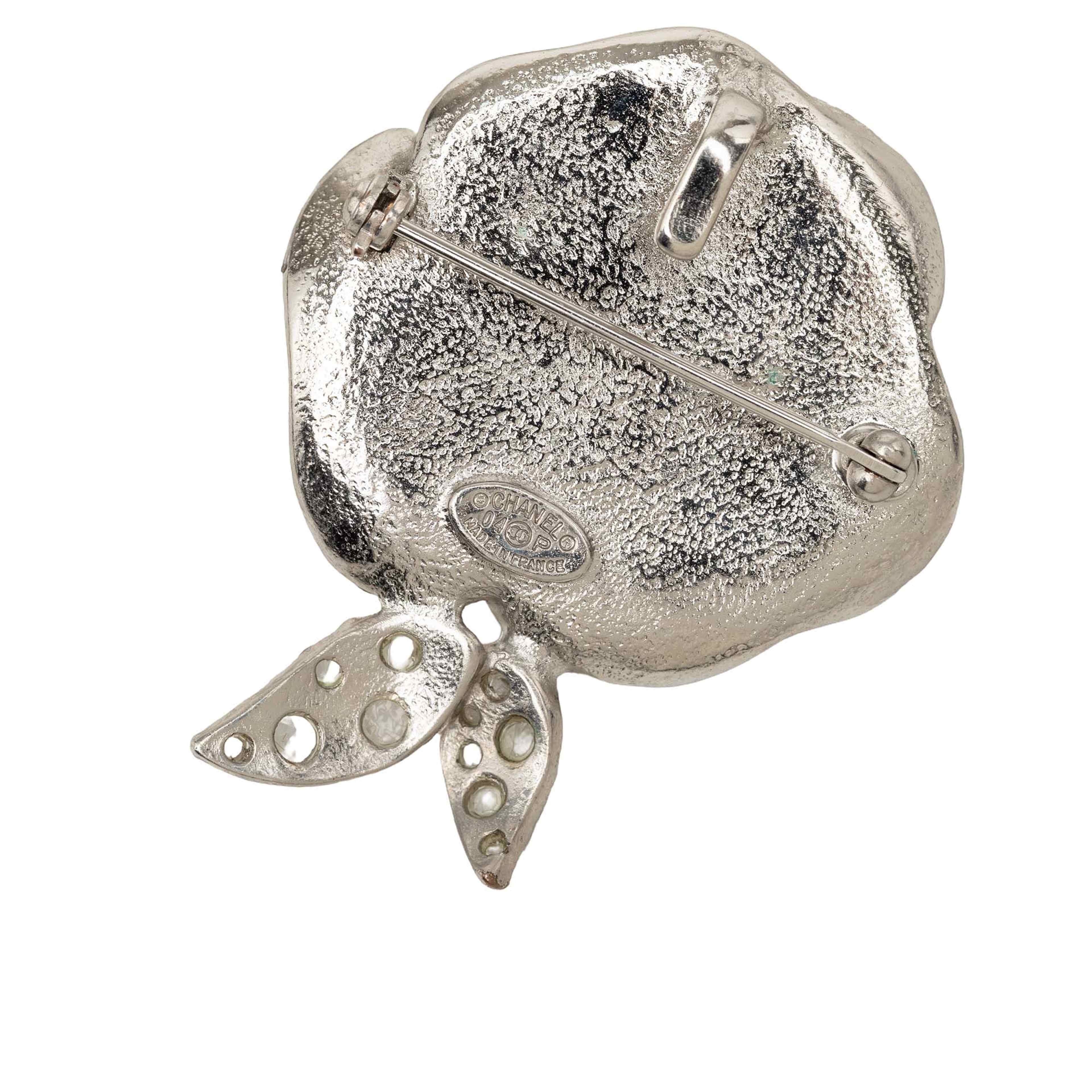 Chanel Cc Brass Enamel Strass Camellia Brooch, från Luxclusif, i färgen silver. Klicka för att öppna bilden i stort format