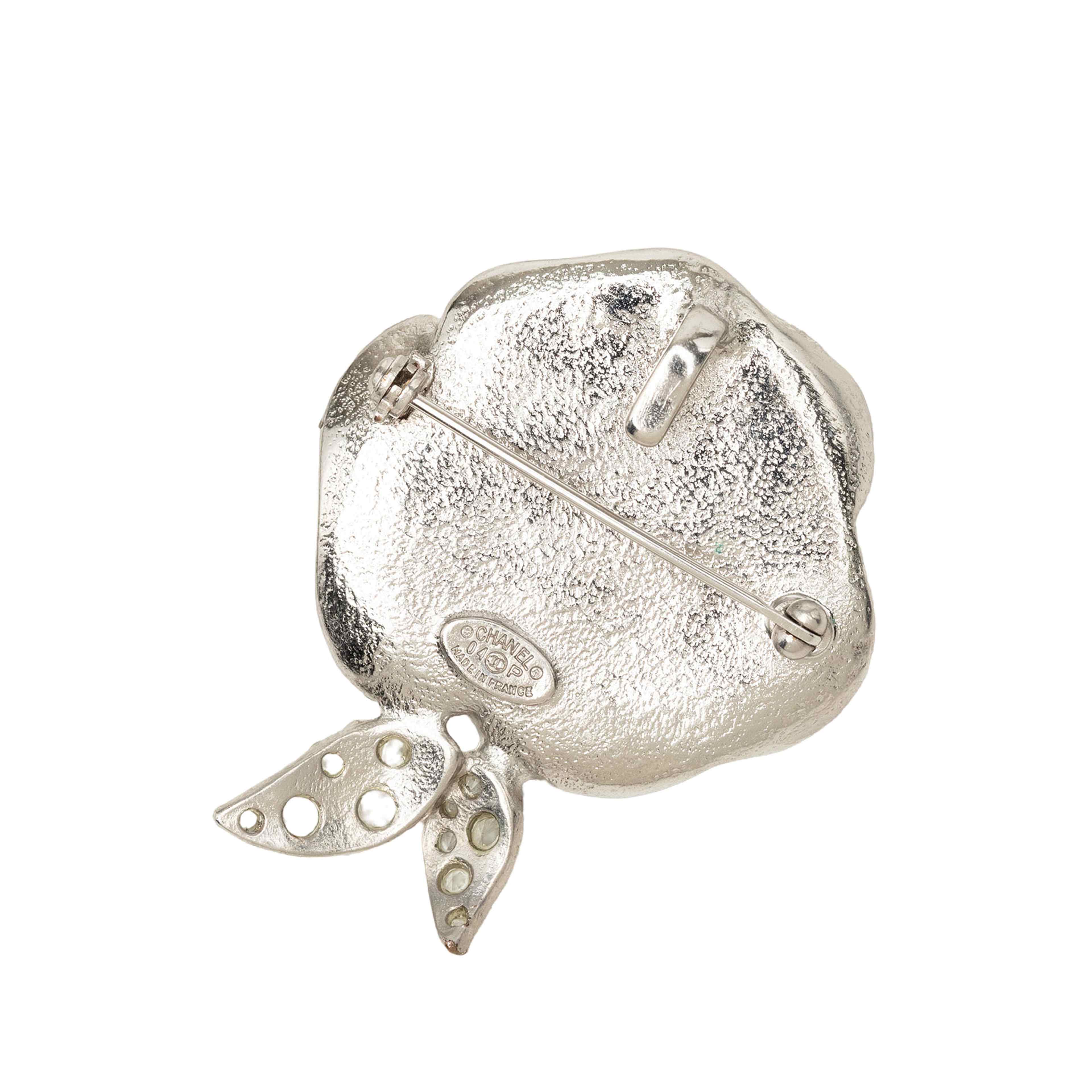 Chanel Cc Brass Enamel Strass Camellia Brooch, från Luxclusif, i färgen silver. Klicka för att öppna bilden i stort format