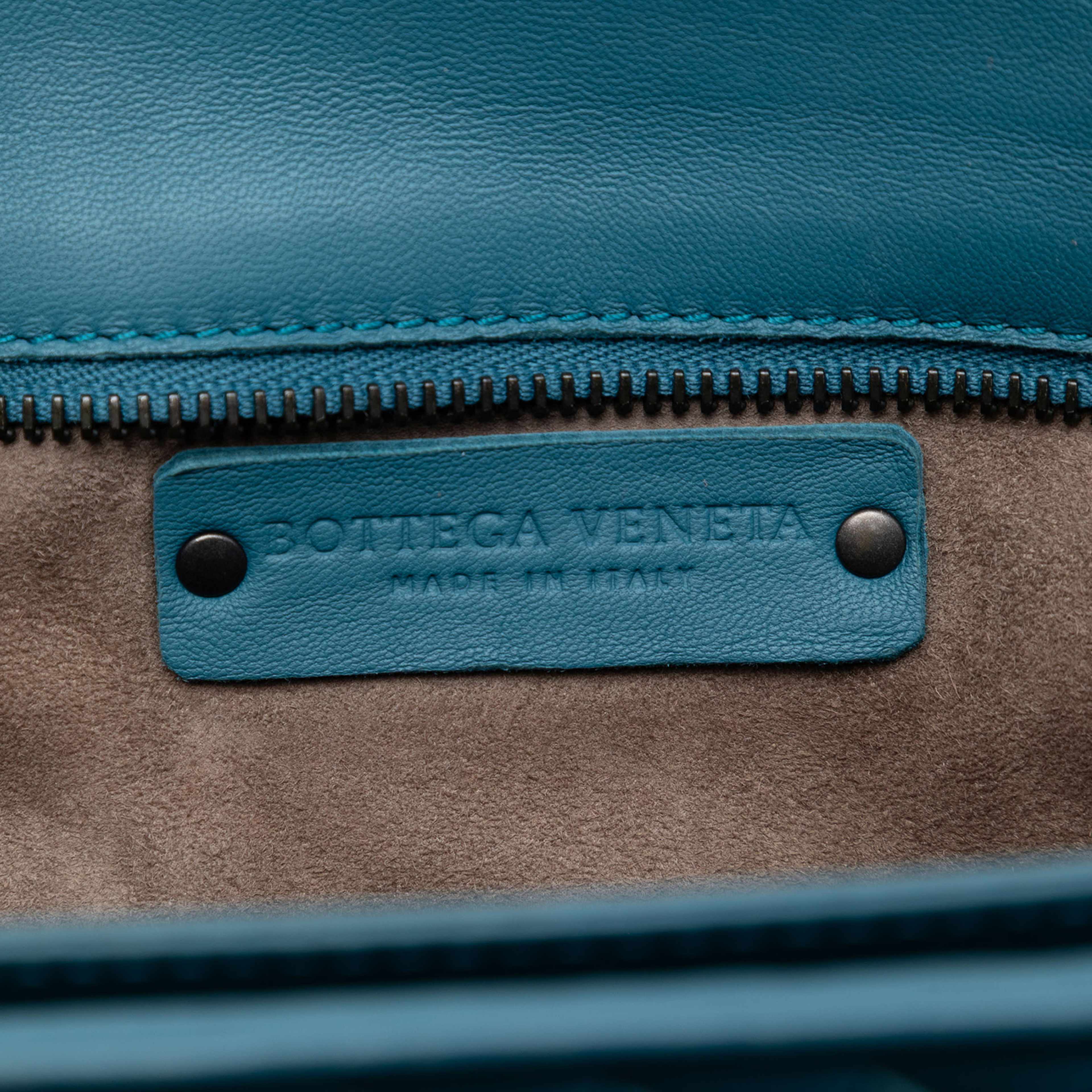Bottega Veneta Nappa Intrecciato Accordion Satchel, från Luxclusif, i färgen peacock. Klicka för att öppna bilden i stort format