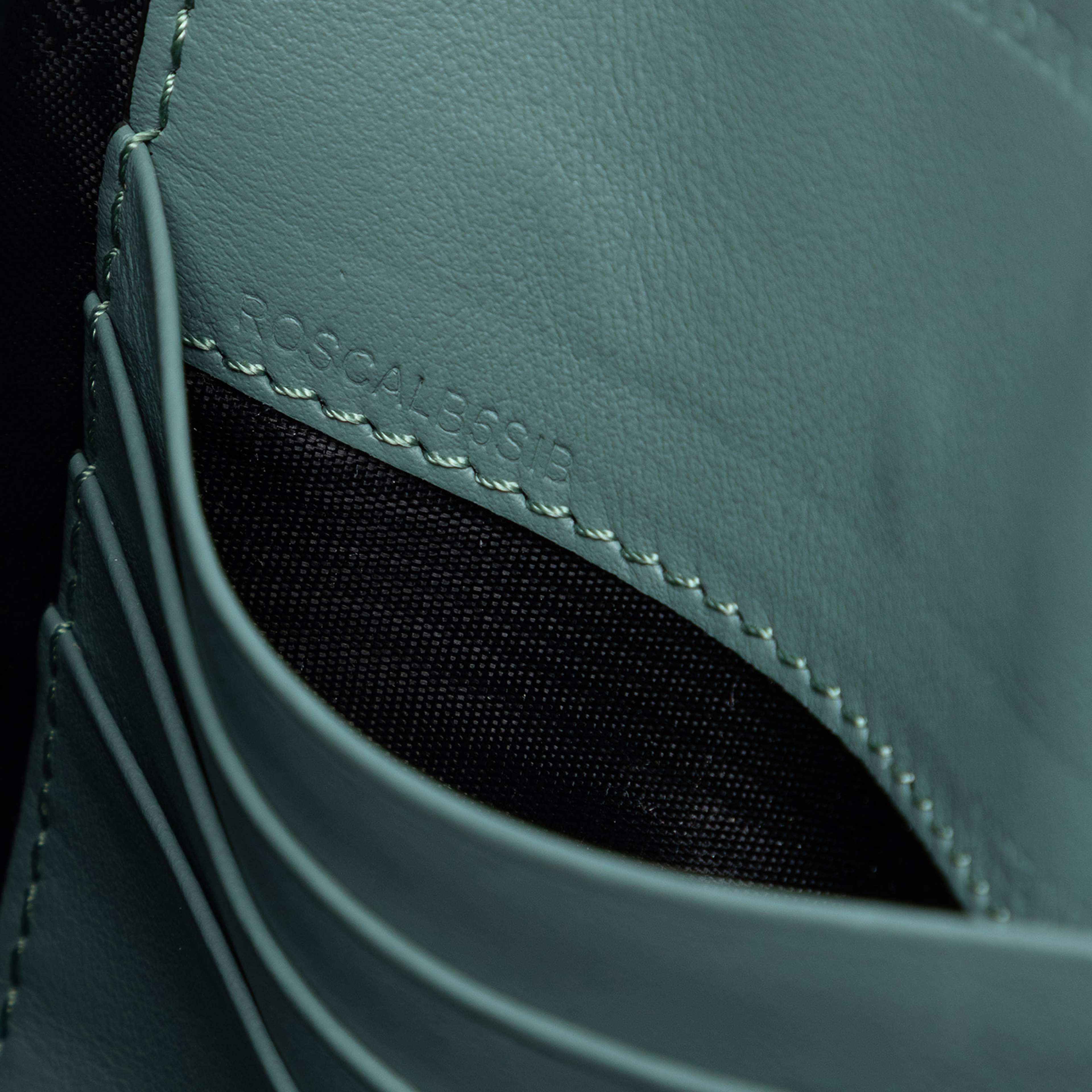 Burberry Haymarket Check Coated Canvas Peyton Crossbody, från Luxclusif, i färgen beige. Klicka för att öppna bilden i stort format