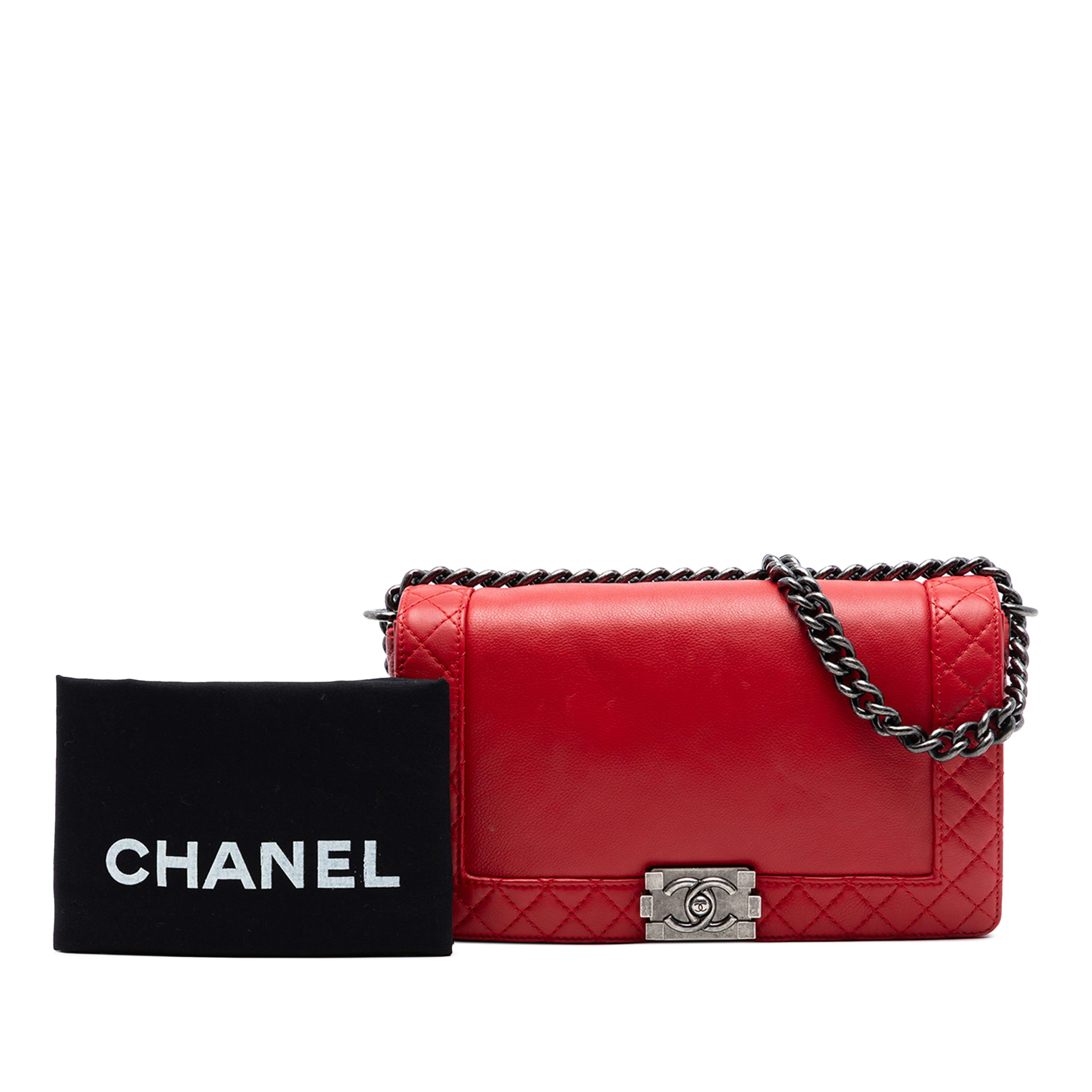 Chanel Old Medium Calfskin Boy Reverso Flap, från Luxclusif, i färgen röd. Klicka för att öppna bilden i stort format