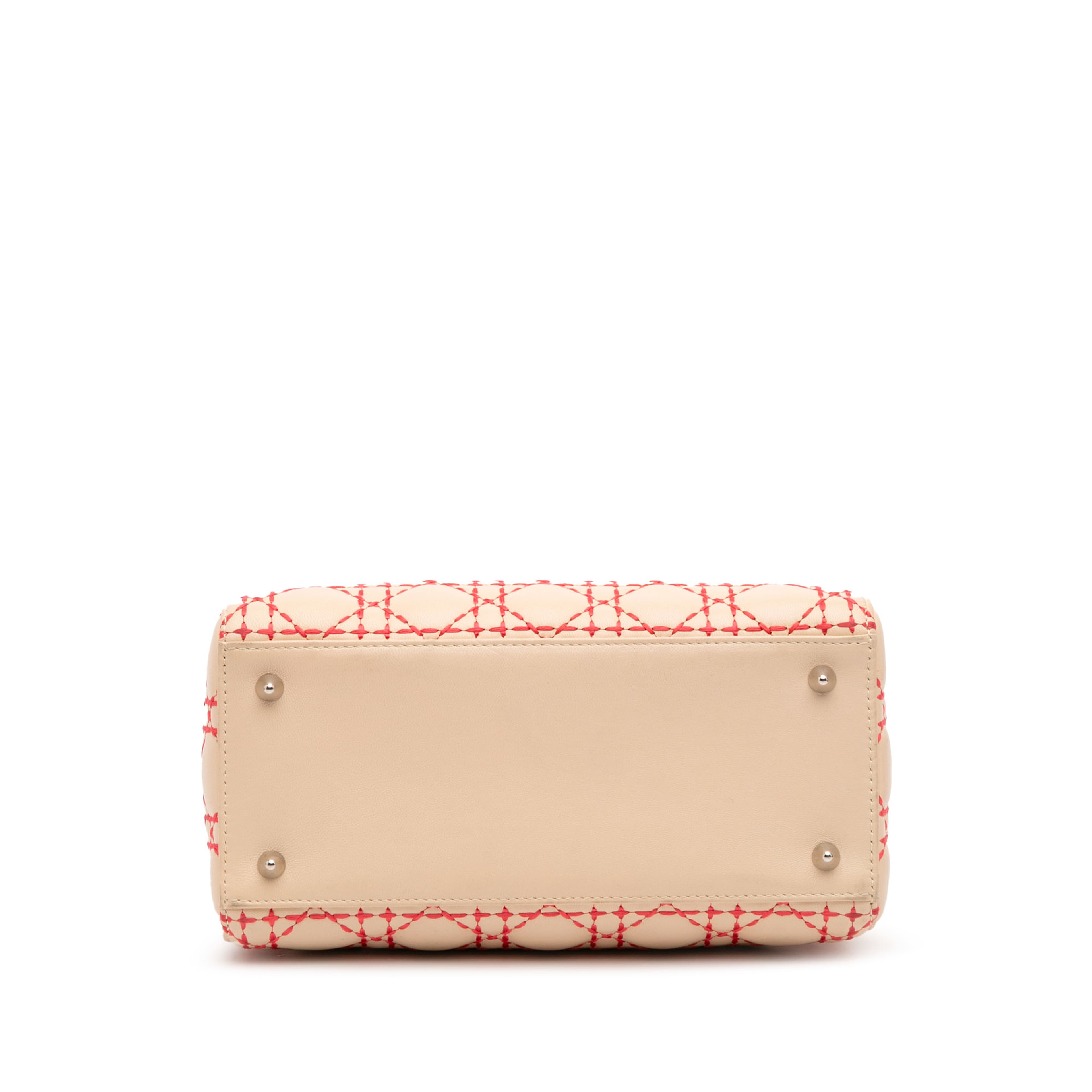 Dior Medium Lambskin Cannage Stitched Lady Dior, från Luxclusif, i färgen beige. Klicka för att öppna bilden i stort format