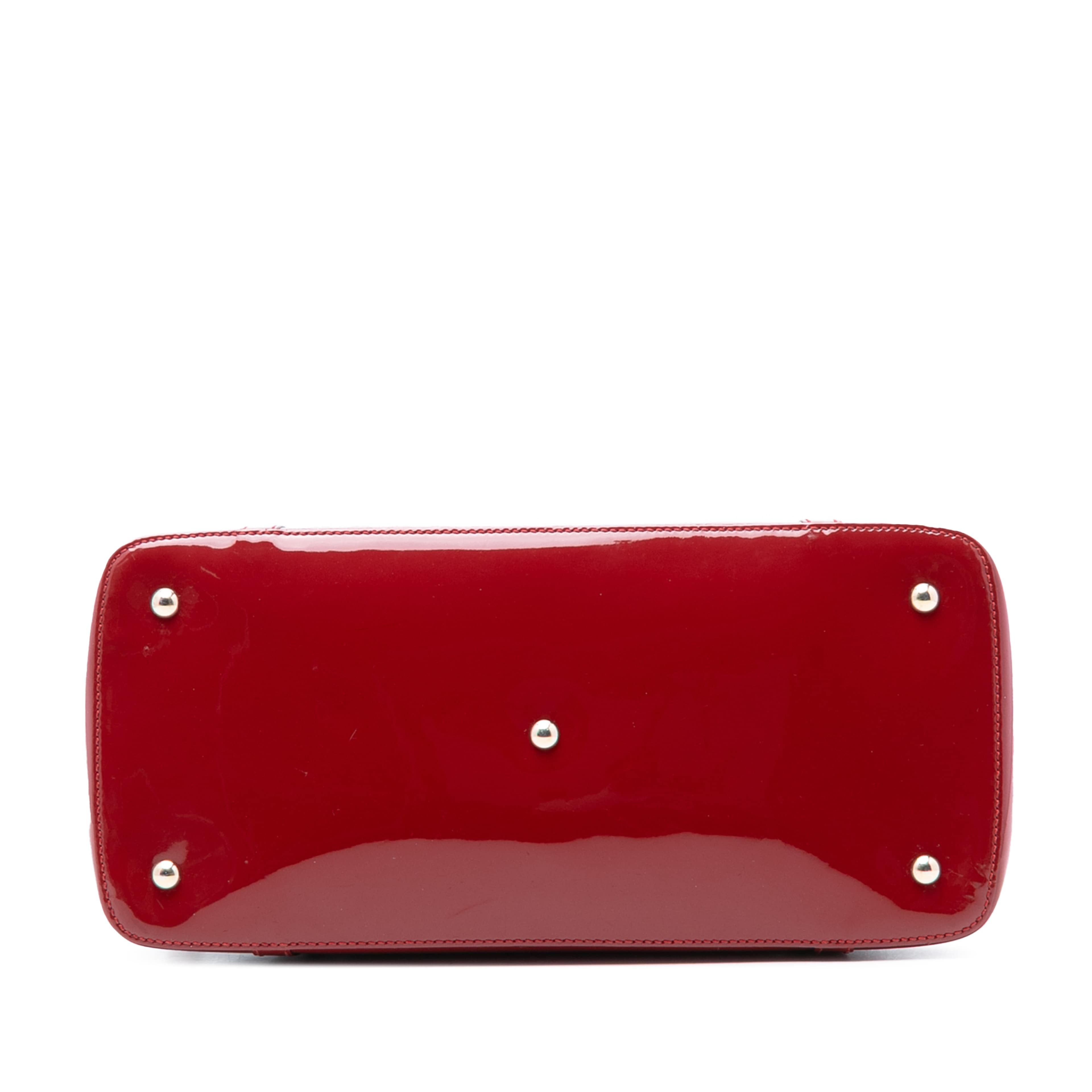 Gucci Large Microguccissima Patent Nice Dome Satchel, från Luxclusif, i färgen red. Klicka för att öppna bilden i stort format