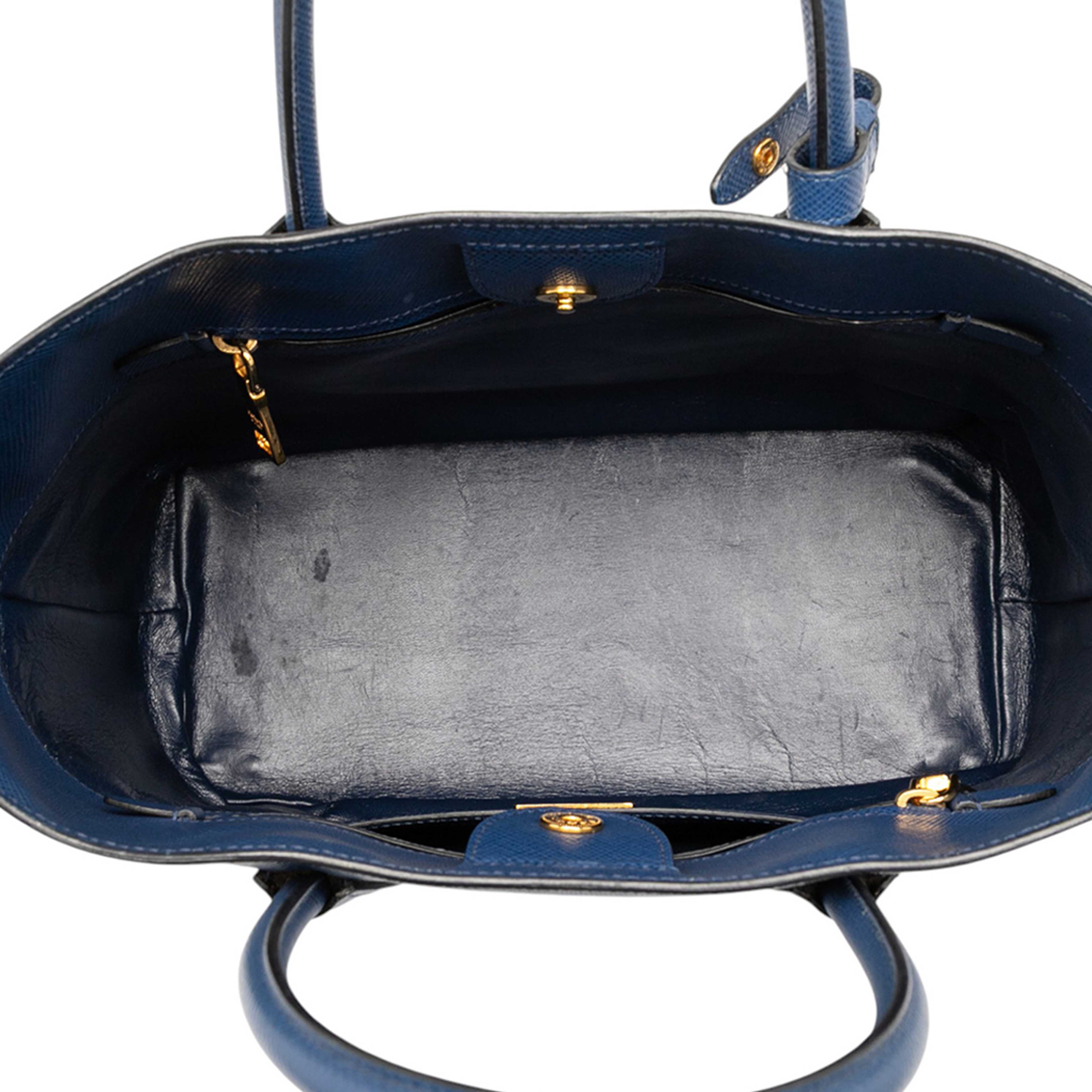 Prada Saffiano Cuir Front Pocket Convertible Tote, från Luxclusif, i färgen blue. Klicka för att öppna bilden i stort format