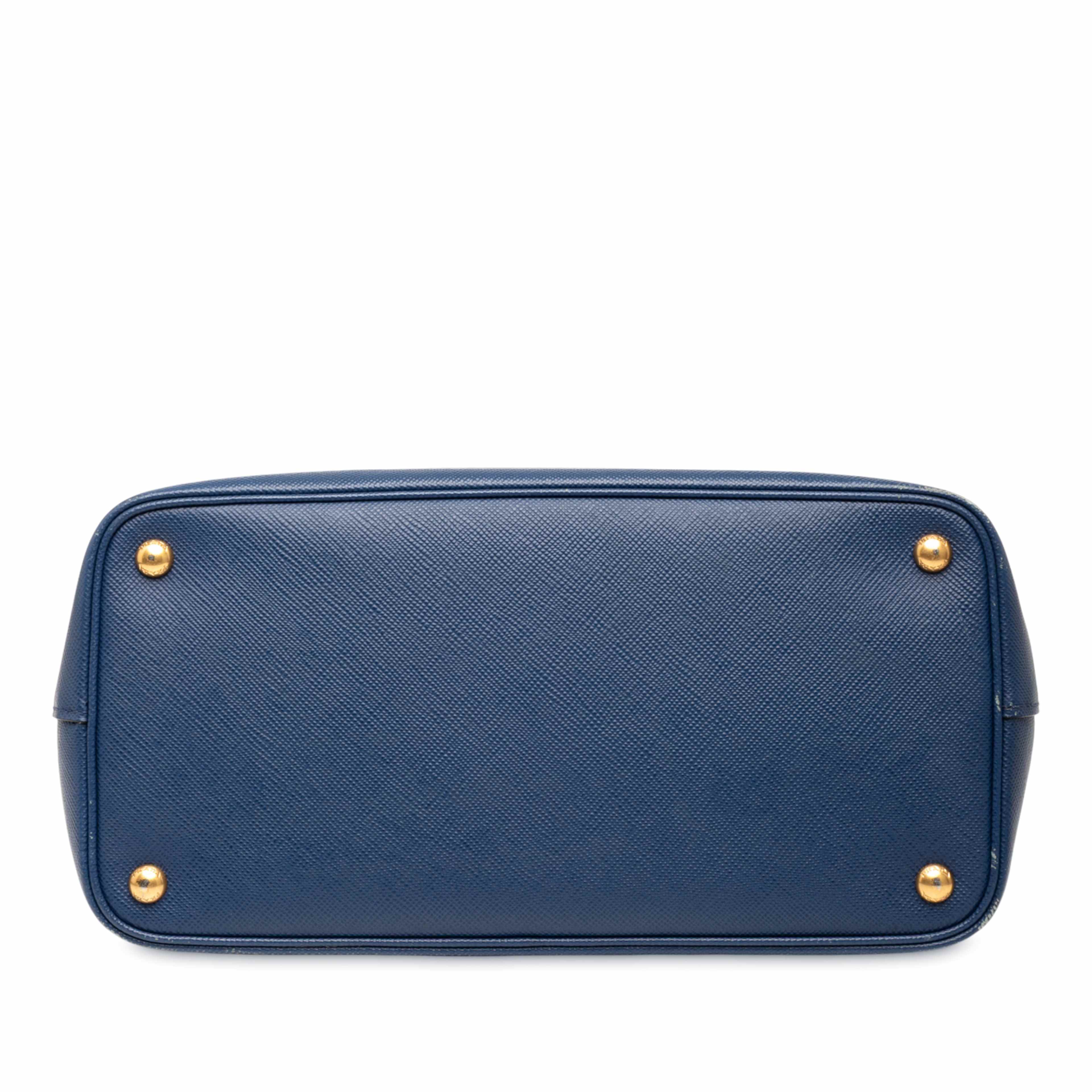 Prada Saffiano Cuir Front Pocket Convertible Tote, från Luxclusif, i färgen blue. Klicka för att öppna bilden i stort format