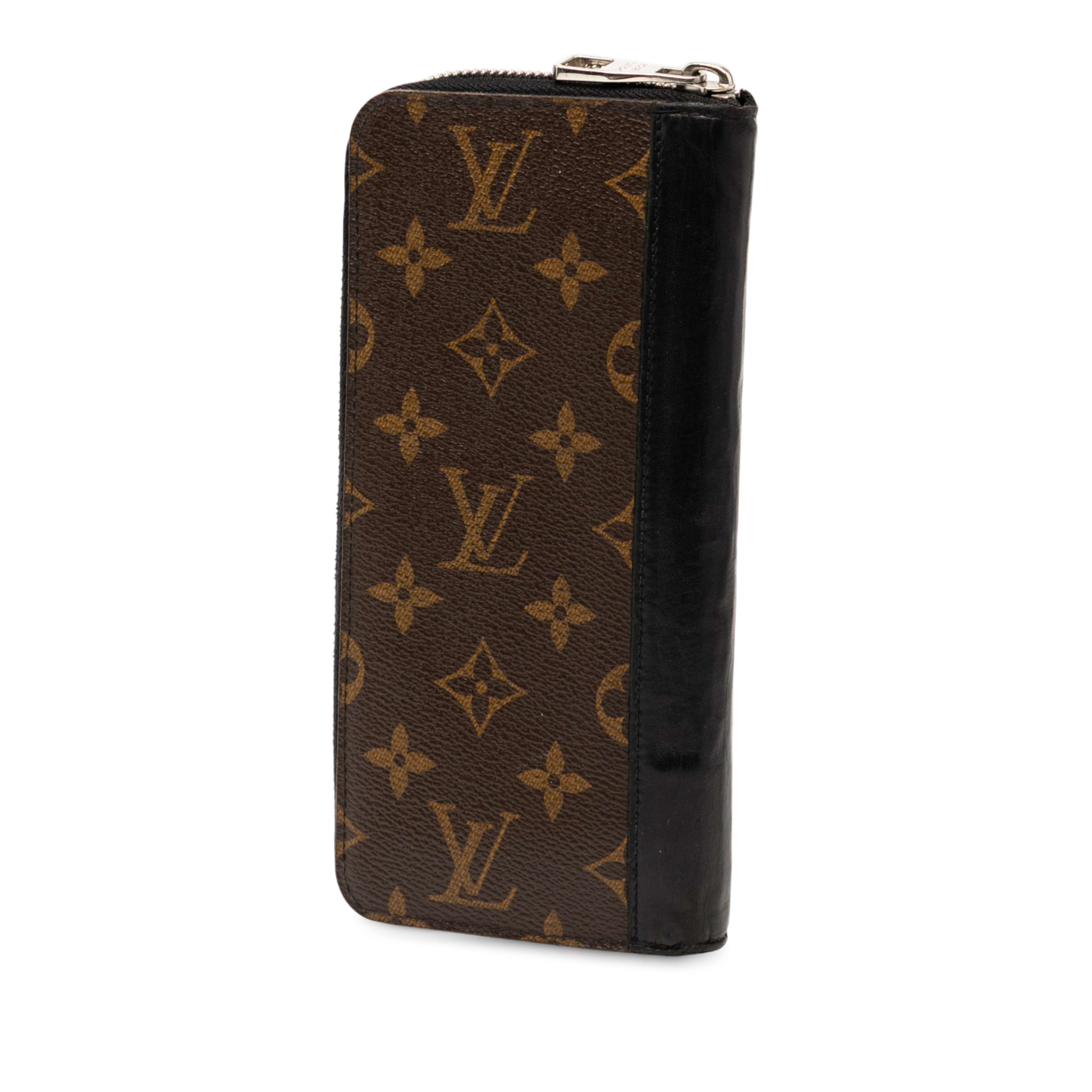 Louis Vuitton Monogram Macassar Vertical Zippy Wallet, från Luxclusif, i färgen brown. Klicka för att öppna bilden i stort format