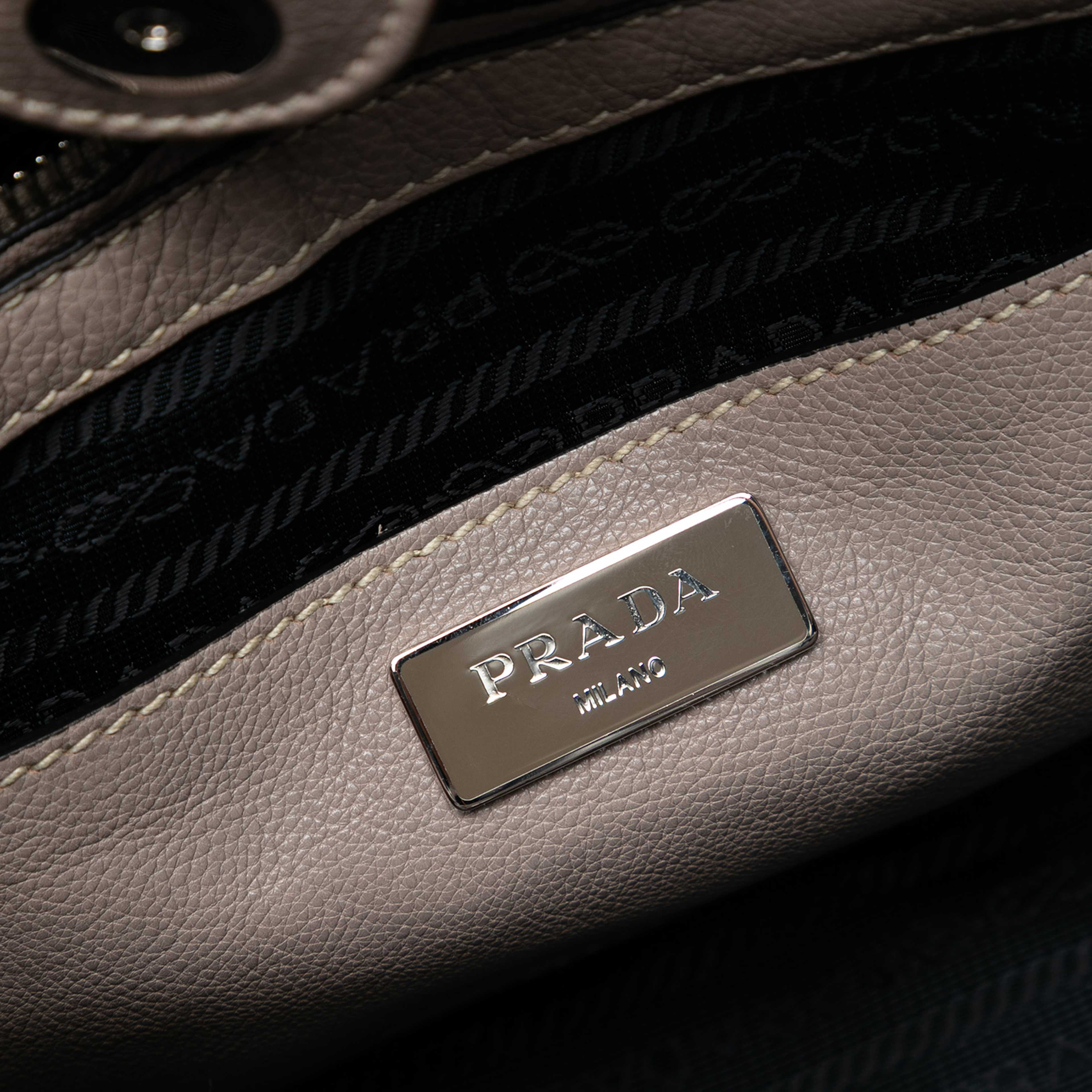 Prada Small City Calf Twin Pocket Satchel, från Luxclusif, i färgen taupe. Klicka för att öppna bilden i stort format