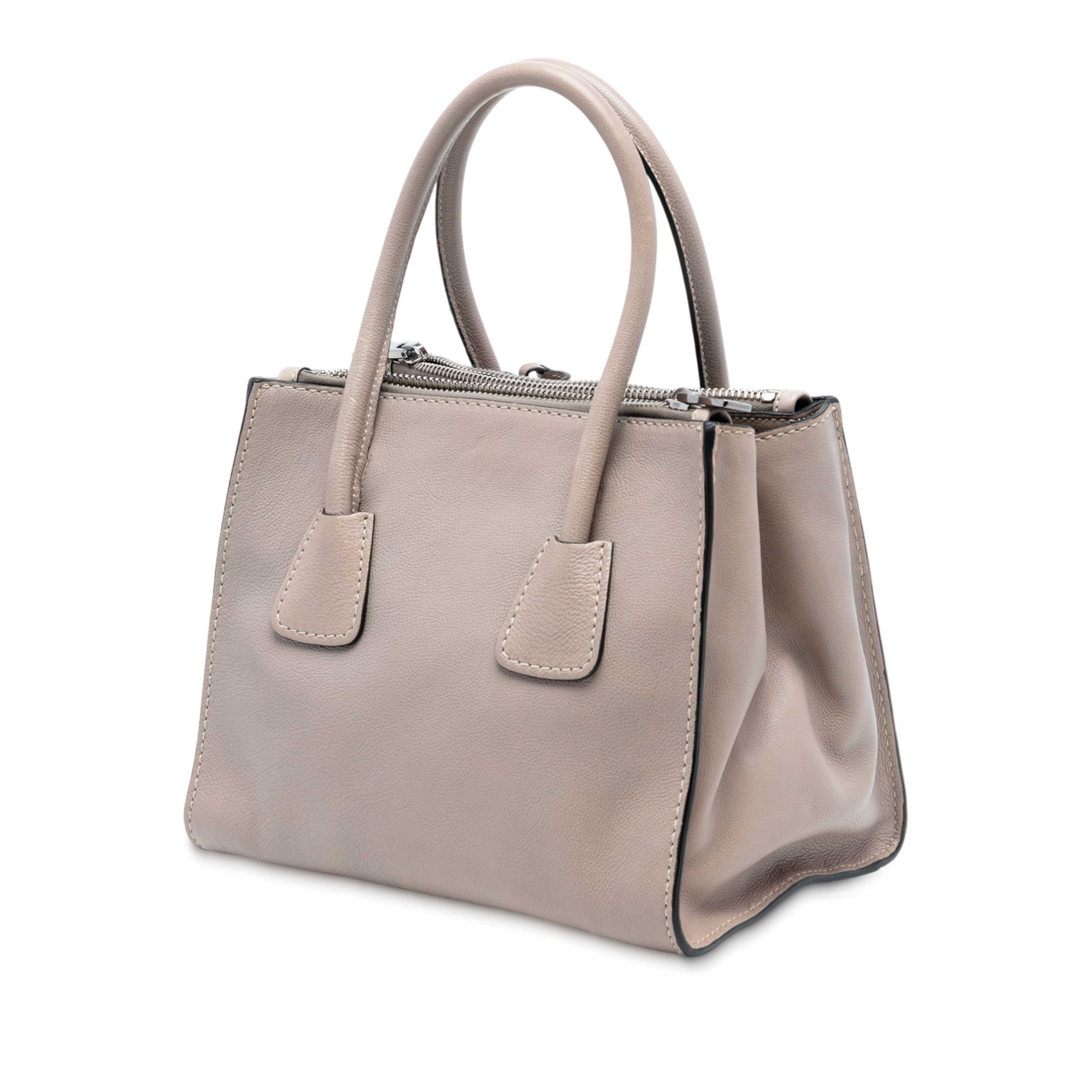 Prada Small City Calf Twin Pocket Satchel, från Luxclusif, i färgen taupe. Klicka för att öppna bilden i stort format