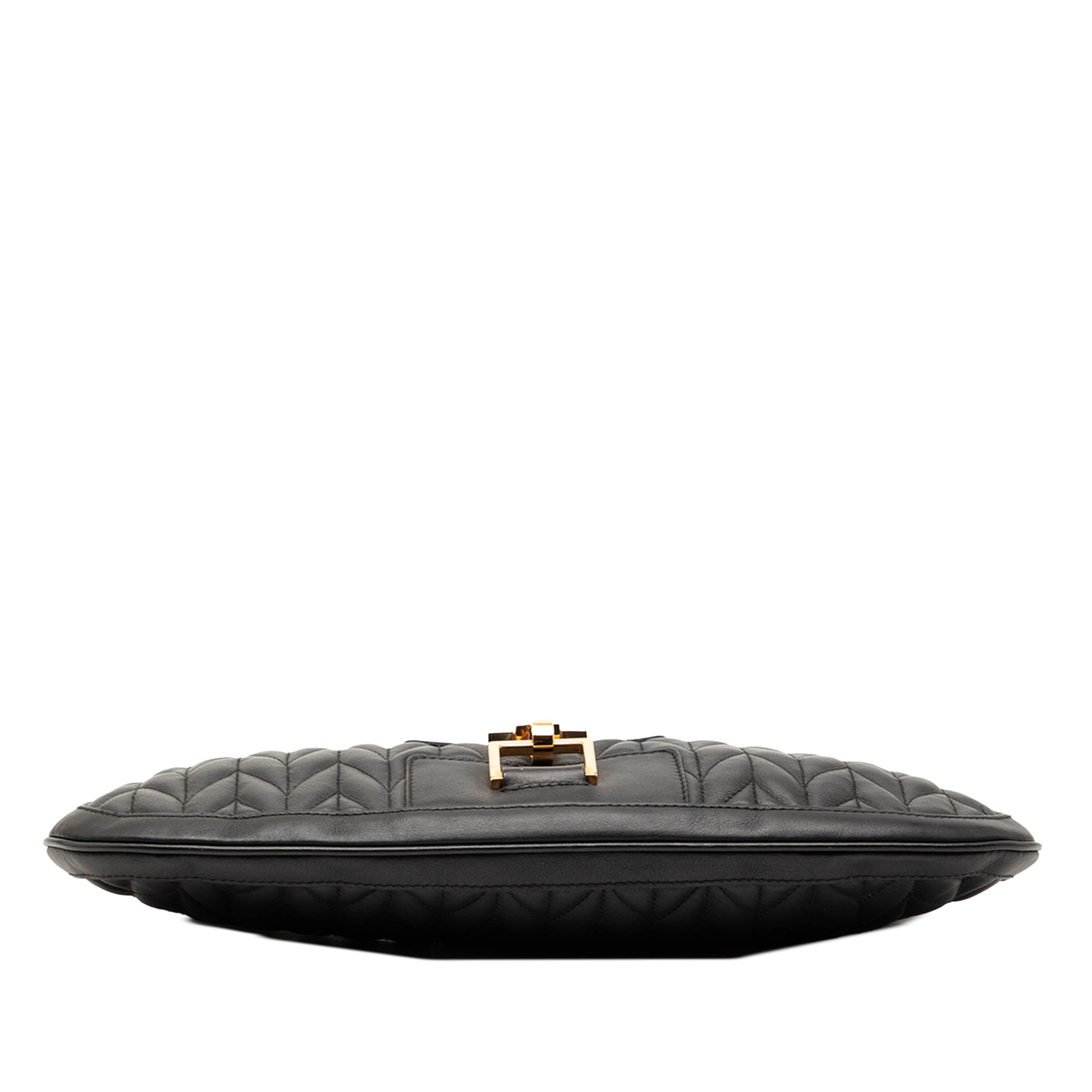 Gucci Quilted Calfskin Jackie Shoulder Bag, från Luxclusif, i färgen black. Klicka för att öppna bilden i stort format