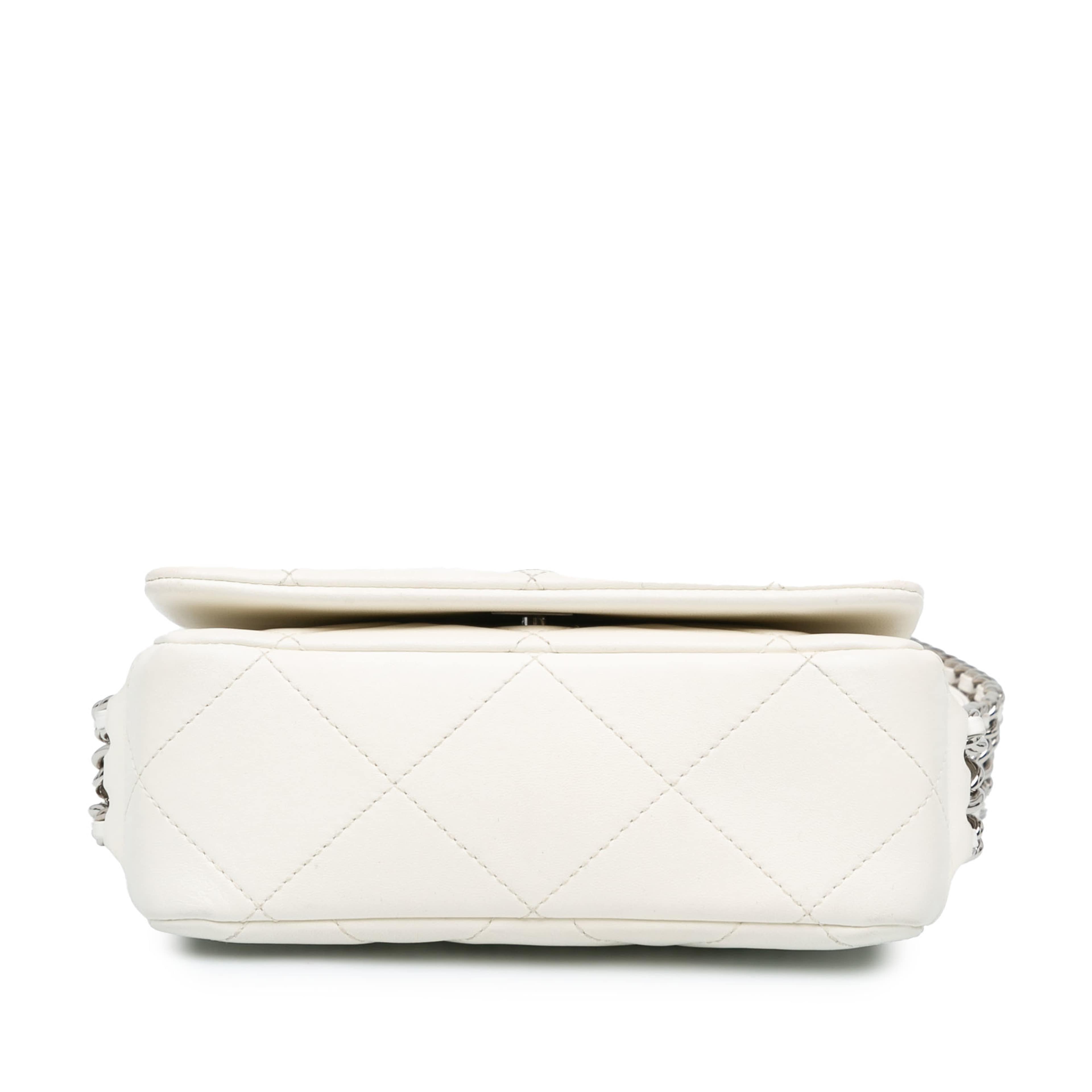 Chanel Mini Quilted Lambskin Chain Rows Flap, från Luxclusif, i färgen vit. Klicka för att öppna bilden i stort format