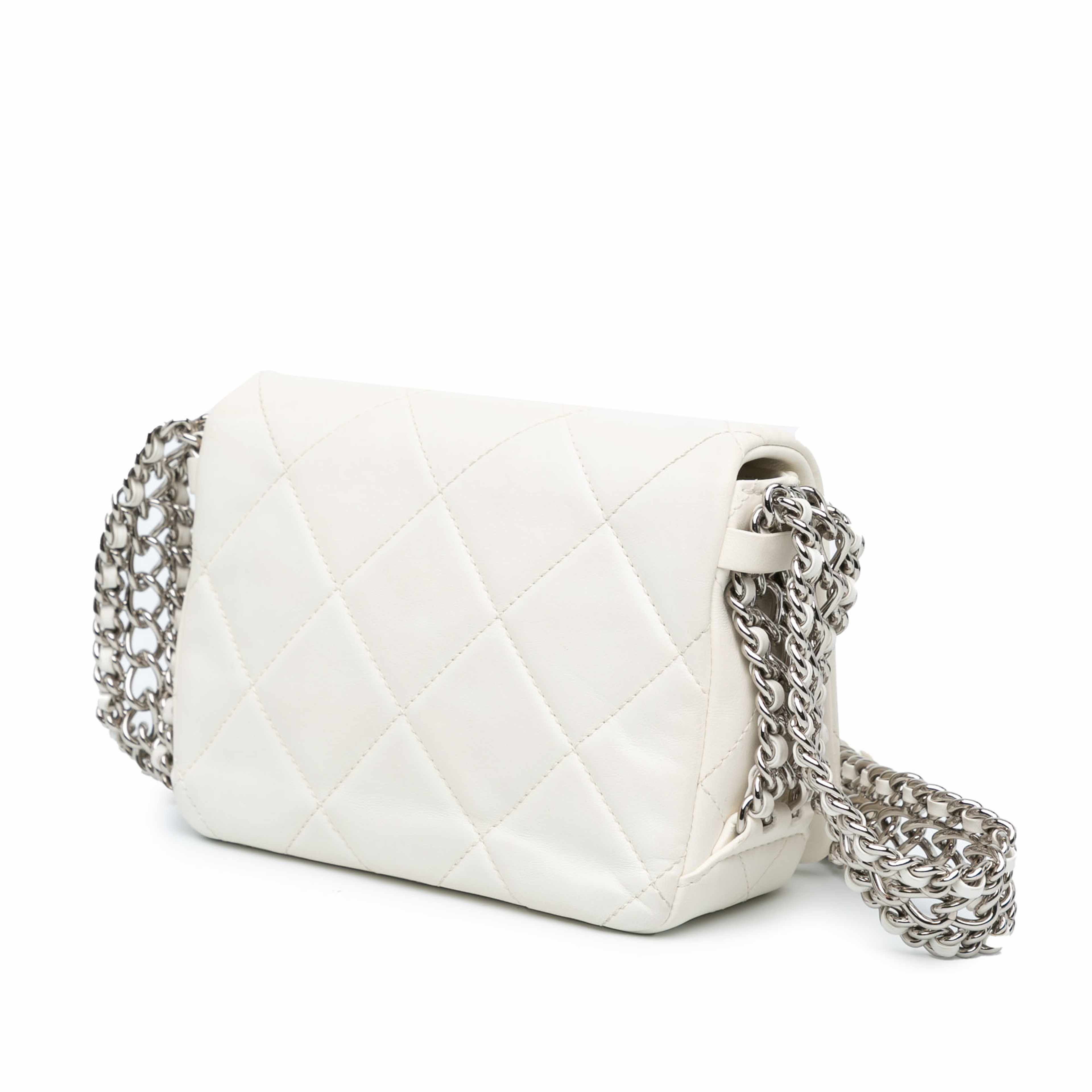 Chanel Mini Quilted Lambskin Chain Rows Flap, från Luxclusif, i färgen vit. Klicka för att öppna bilden i stort format