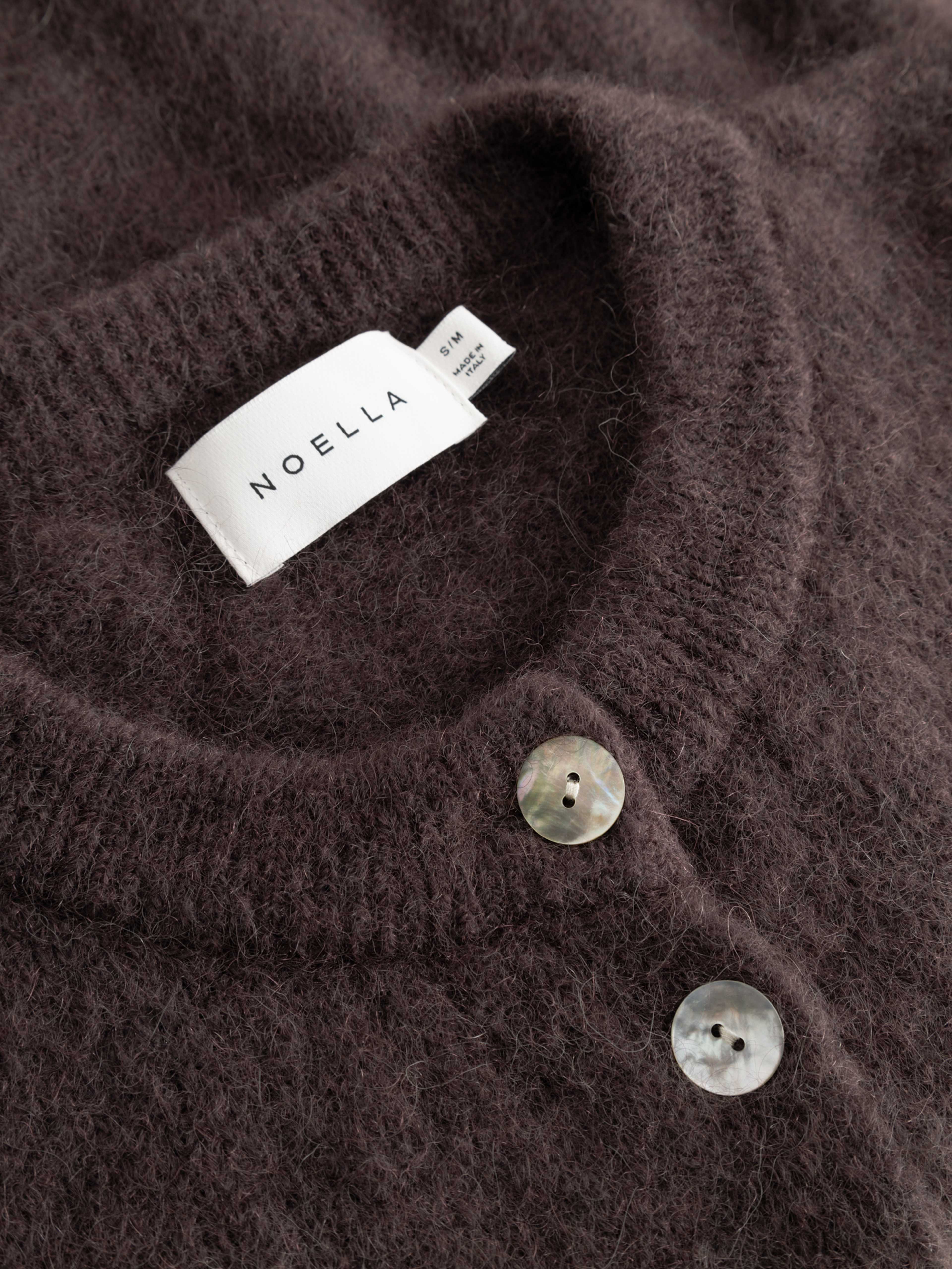 Kae Ss Knit Cardigan - Chocolate, från Noella, i färgen chocolate. Klicka för att öppna bilden i stort format