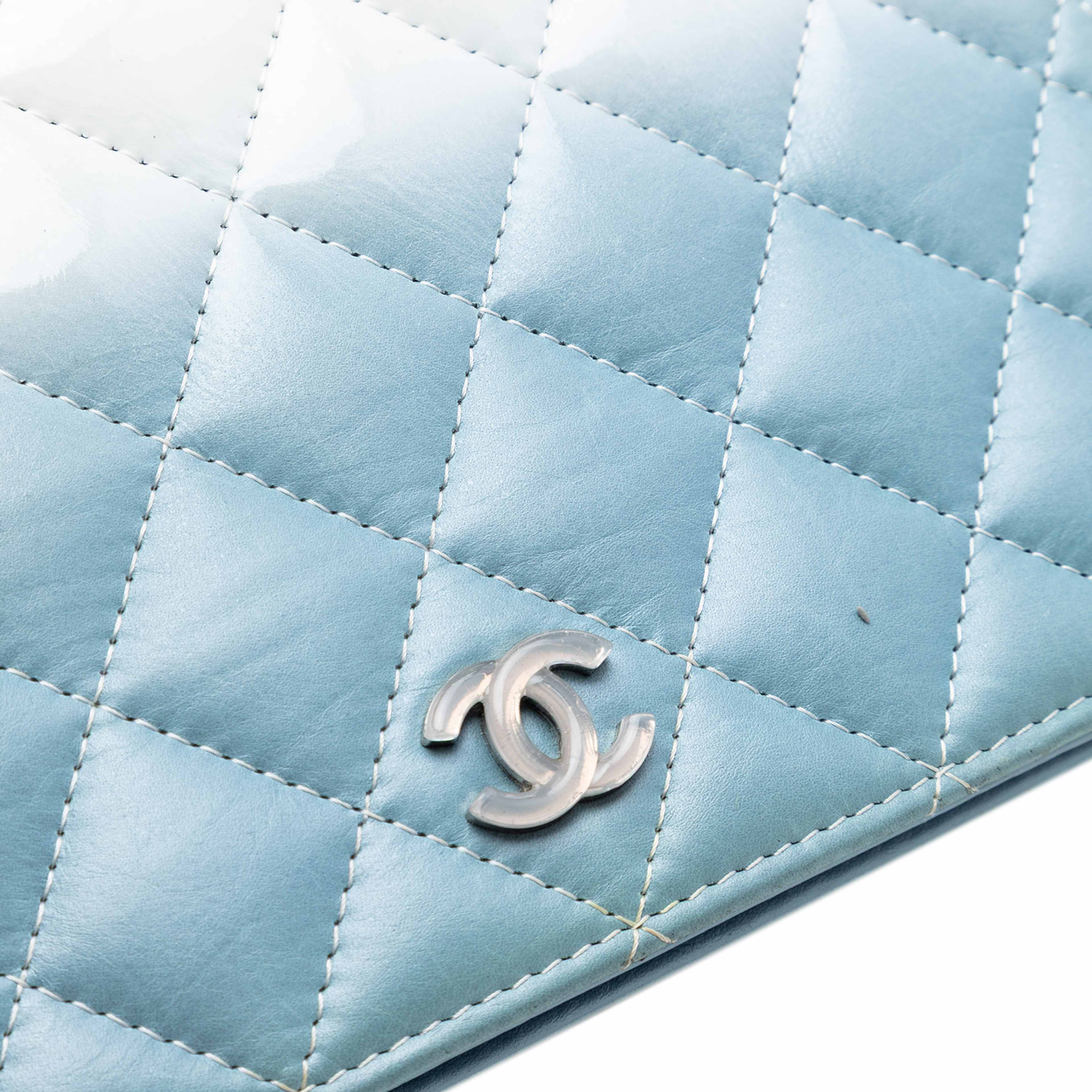 Chanel Cc Quilted Ombre Patent And Aged Calfskin Crystal Wallet On Chain, från Luxclusif, i färgen blå. Klicka för att öppna bilden i stort format
