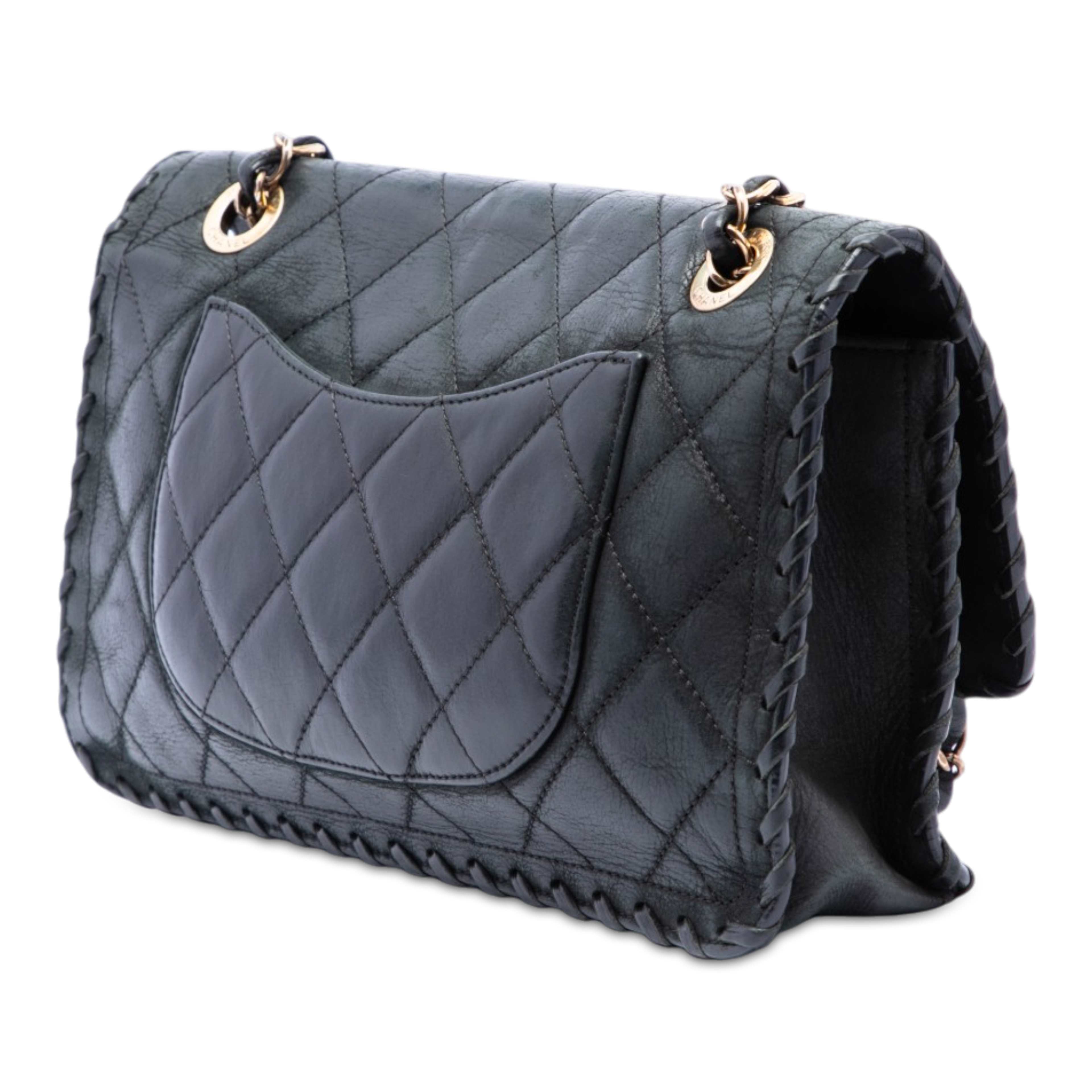 Chanel Medium Quilted Iridescent Calfskin Happy Stitch Flap, från Luxclusif, i färgen svart. Klicka för att öppna bilden i stort format