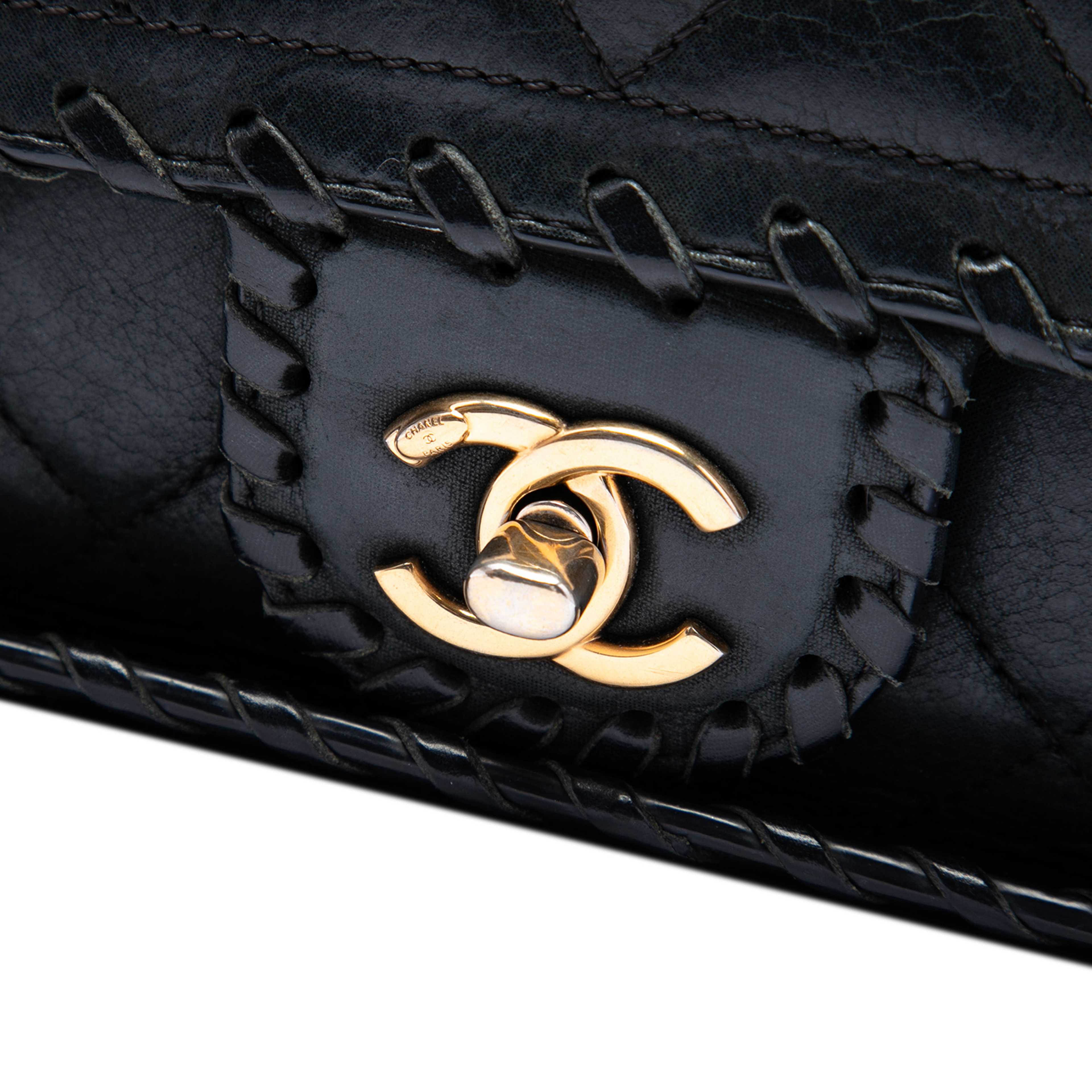 Chanel Medium Quilted Iridescent Calfskin Happy Stitch Flap, från Luxclusif, i färgen svart. Klicka för att öppna bilden i stort format