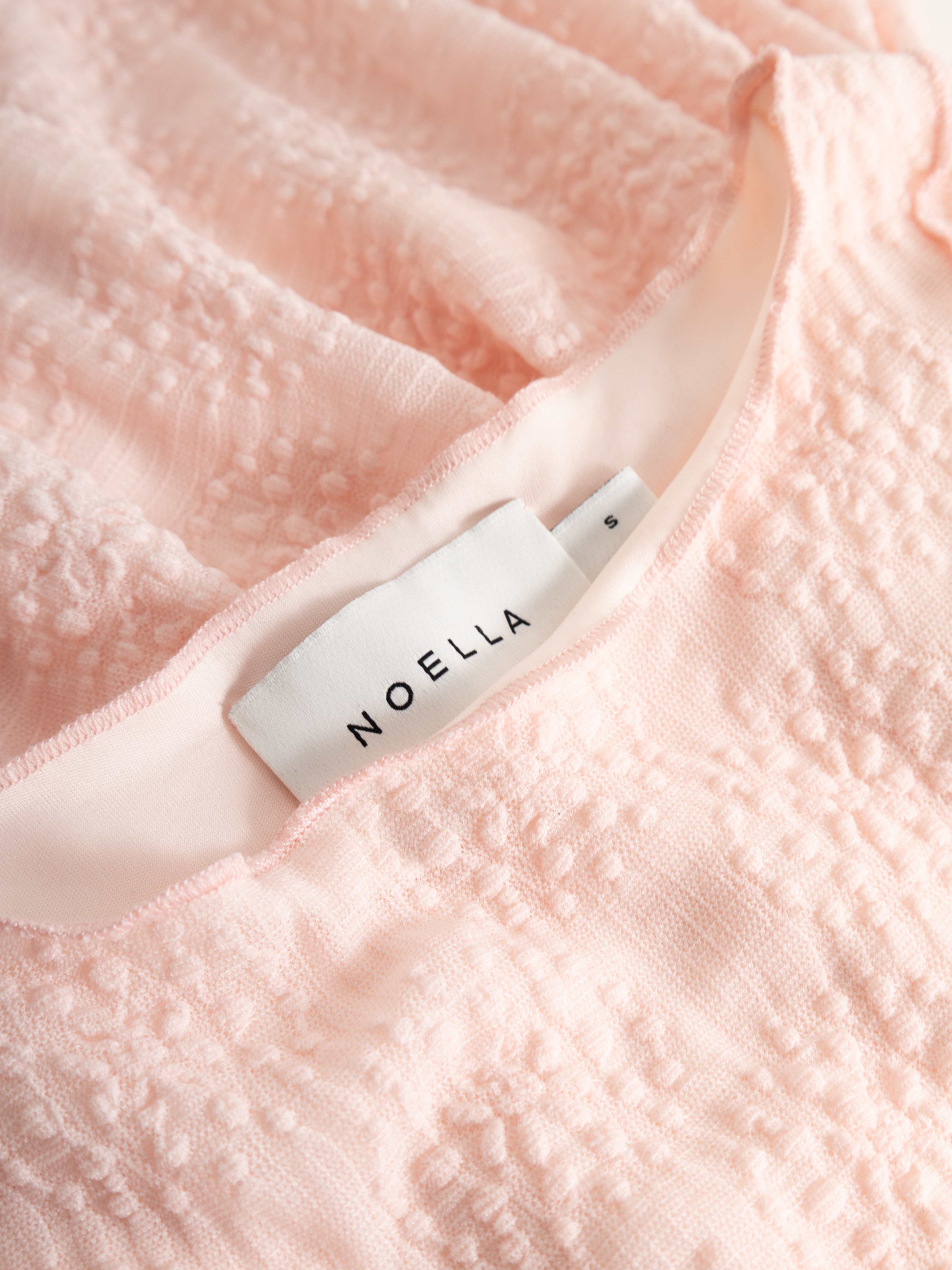 N-sutton Dress - Baby Pink, från Noella, i färgen baby pink. Klicka för att öppna bilden i stort format