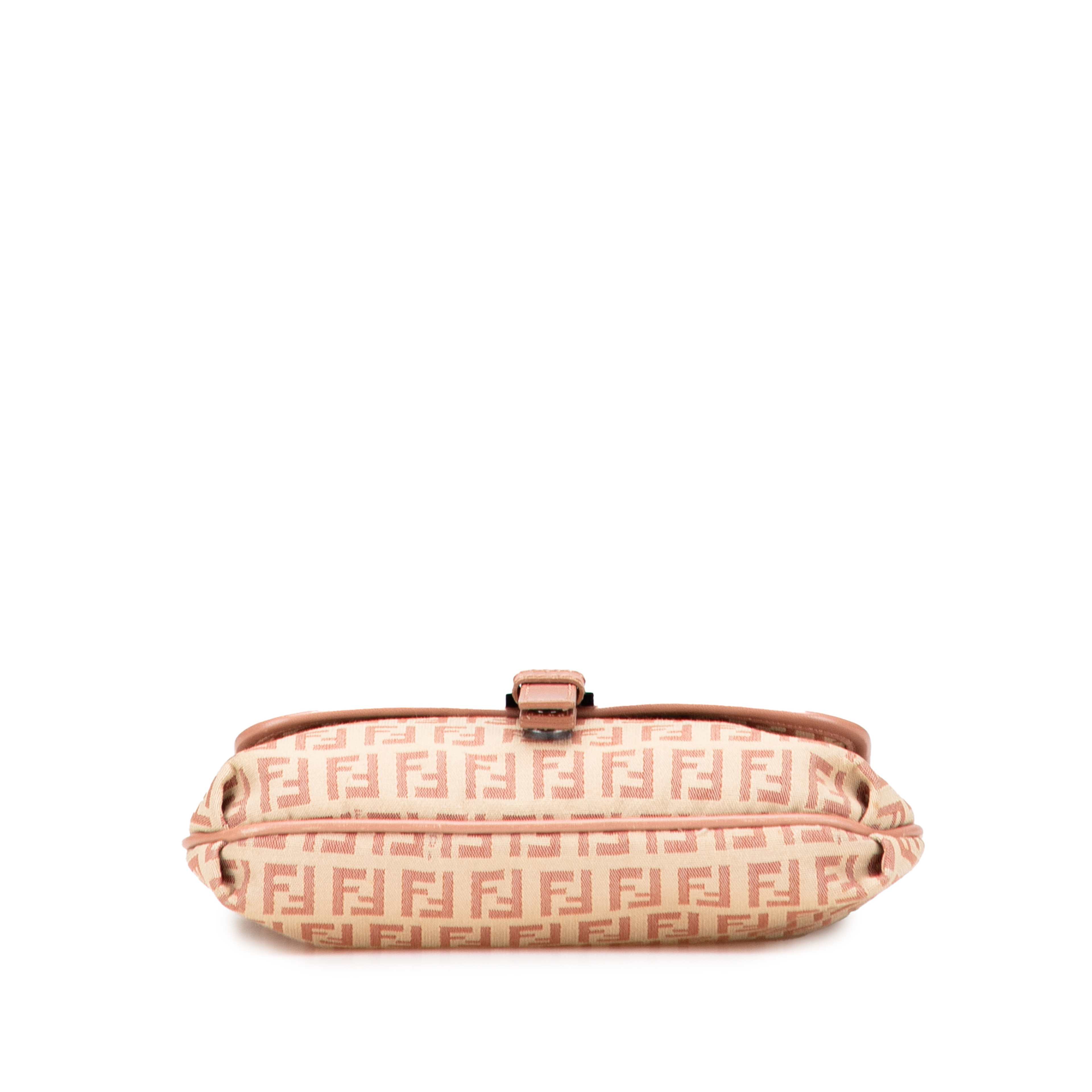 Fendi Zucchino Canvas Crossbody, från Luxclusif, i färgen rosa. Klicka för att öppna bilden i stort format