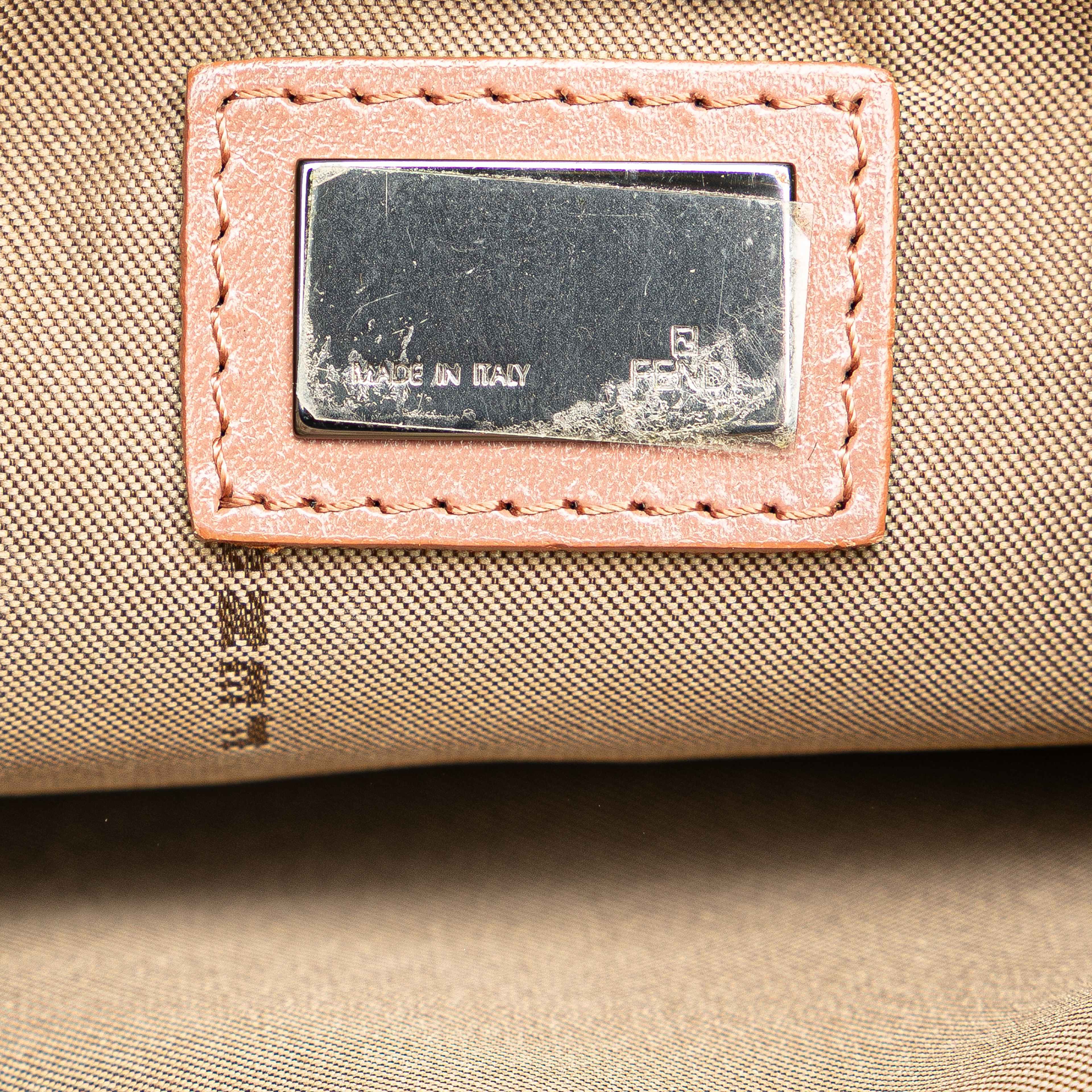 Fendi Zucchino Canvas Crossbody, från Luxclusif, i färgen beige. Klicka för att öppna bilden i stort format