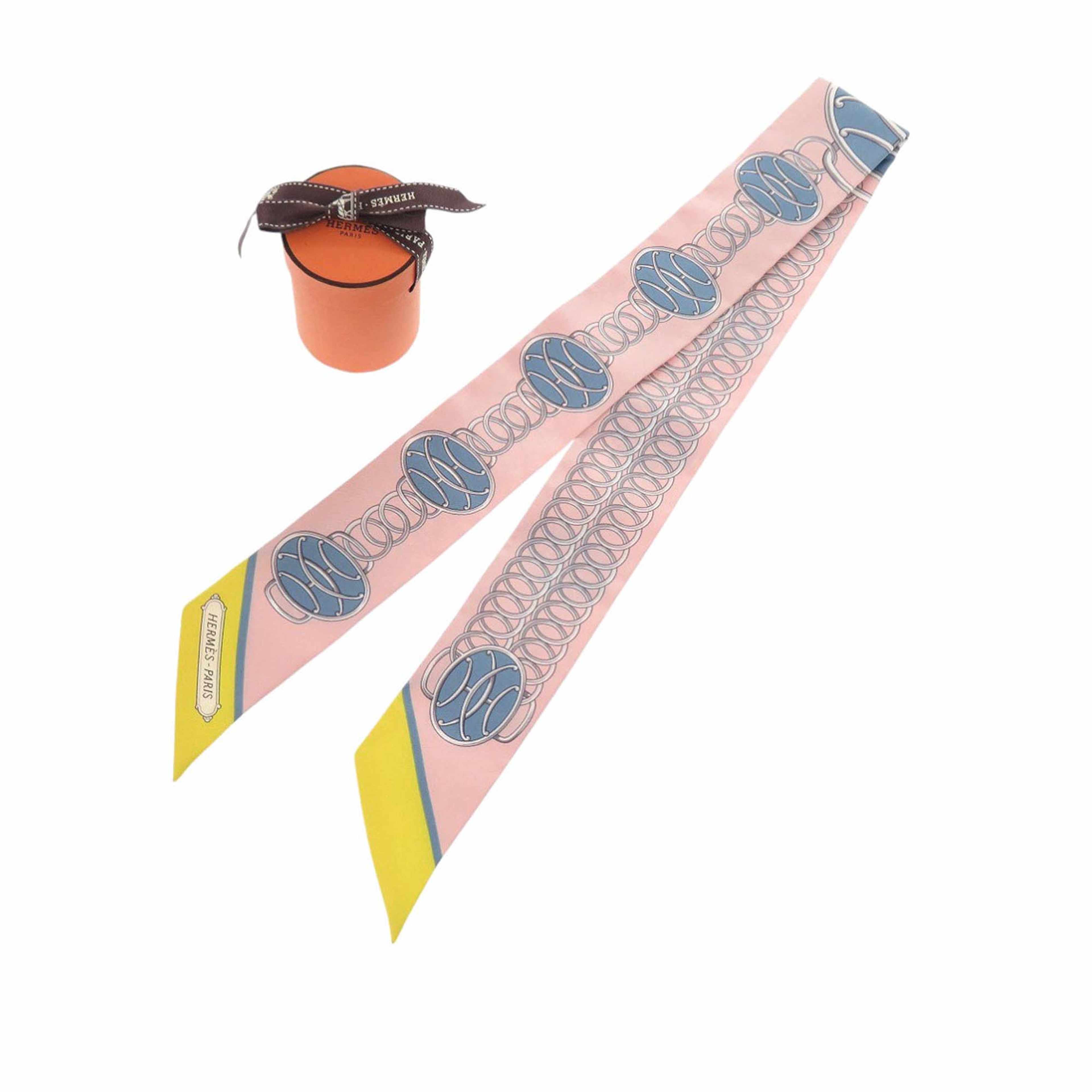 Hermès Lift Profile Silk Twilly Scarf, från Luxclusif, i färgen light pink. Klicka för att öppna bilden i stort format
