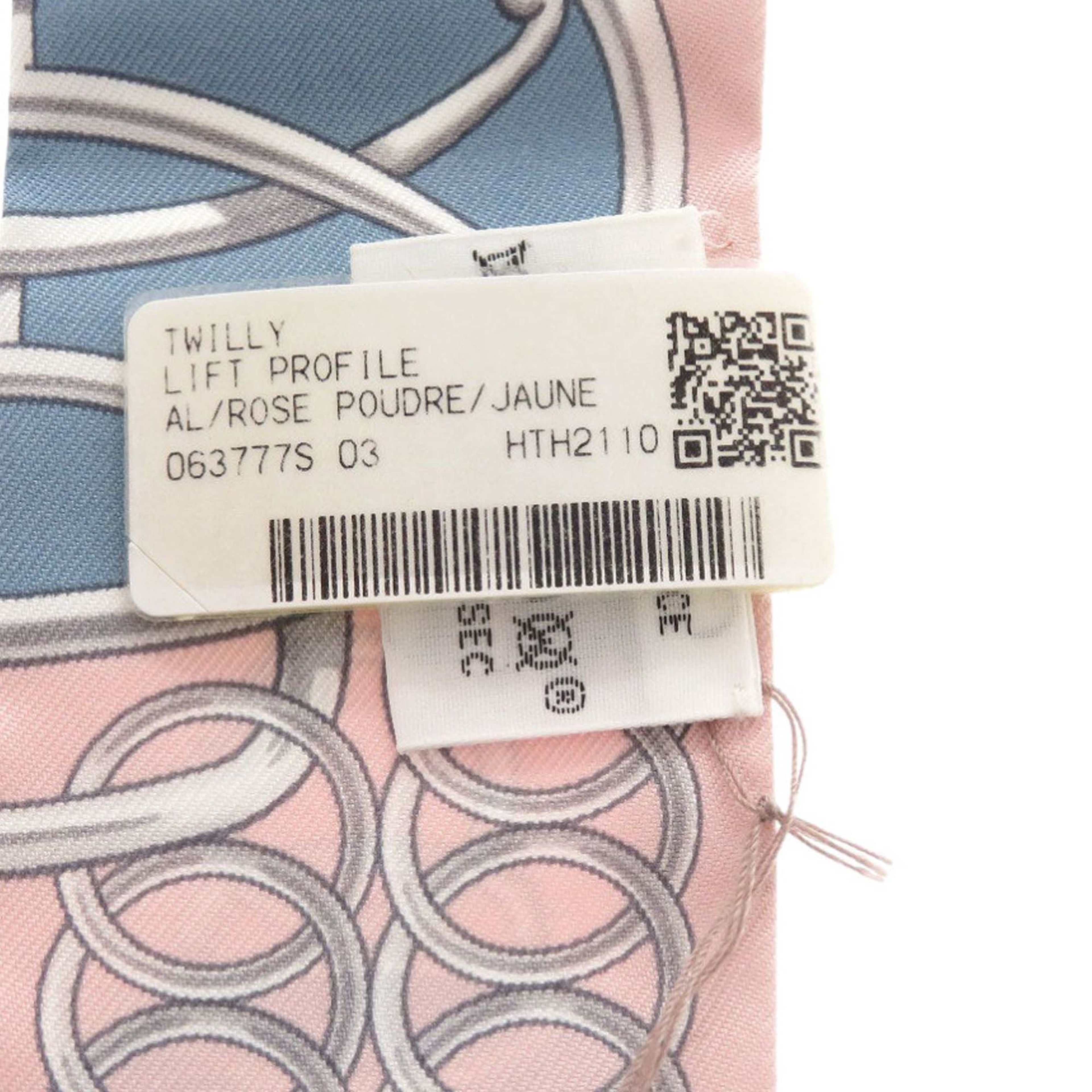 Hermès Lift Profile Silk Twilly Scarf, från Luxclusif, i färgen light pink. Klicka för att öppna bilden i stort format