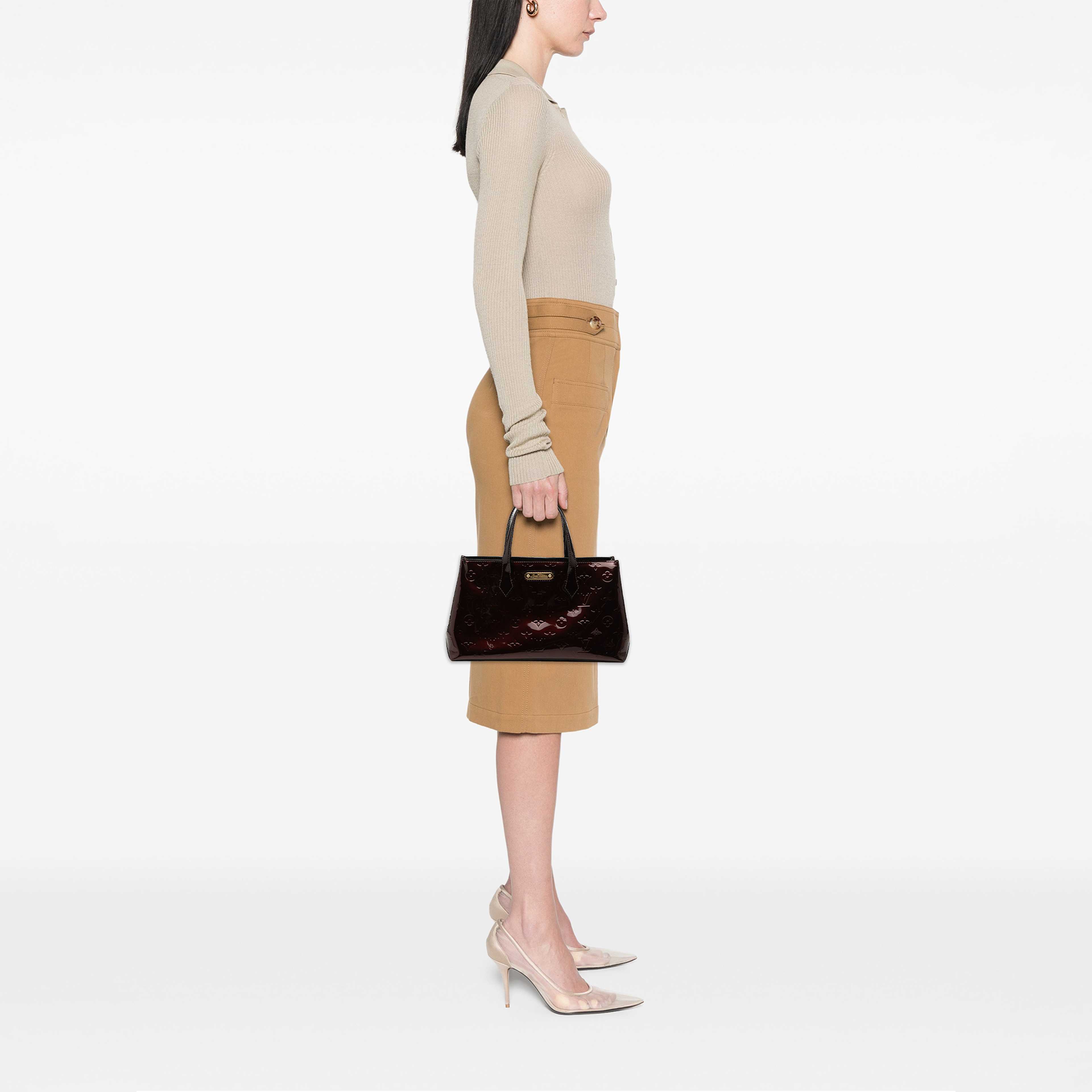 Louis Vuitton Monogram Vernis Wilshire Pm, från Luxclusif, i färgen purpur. Klicka för att öppna bilden i stort format