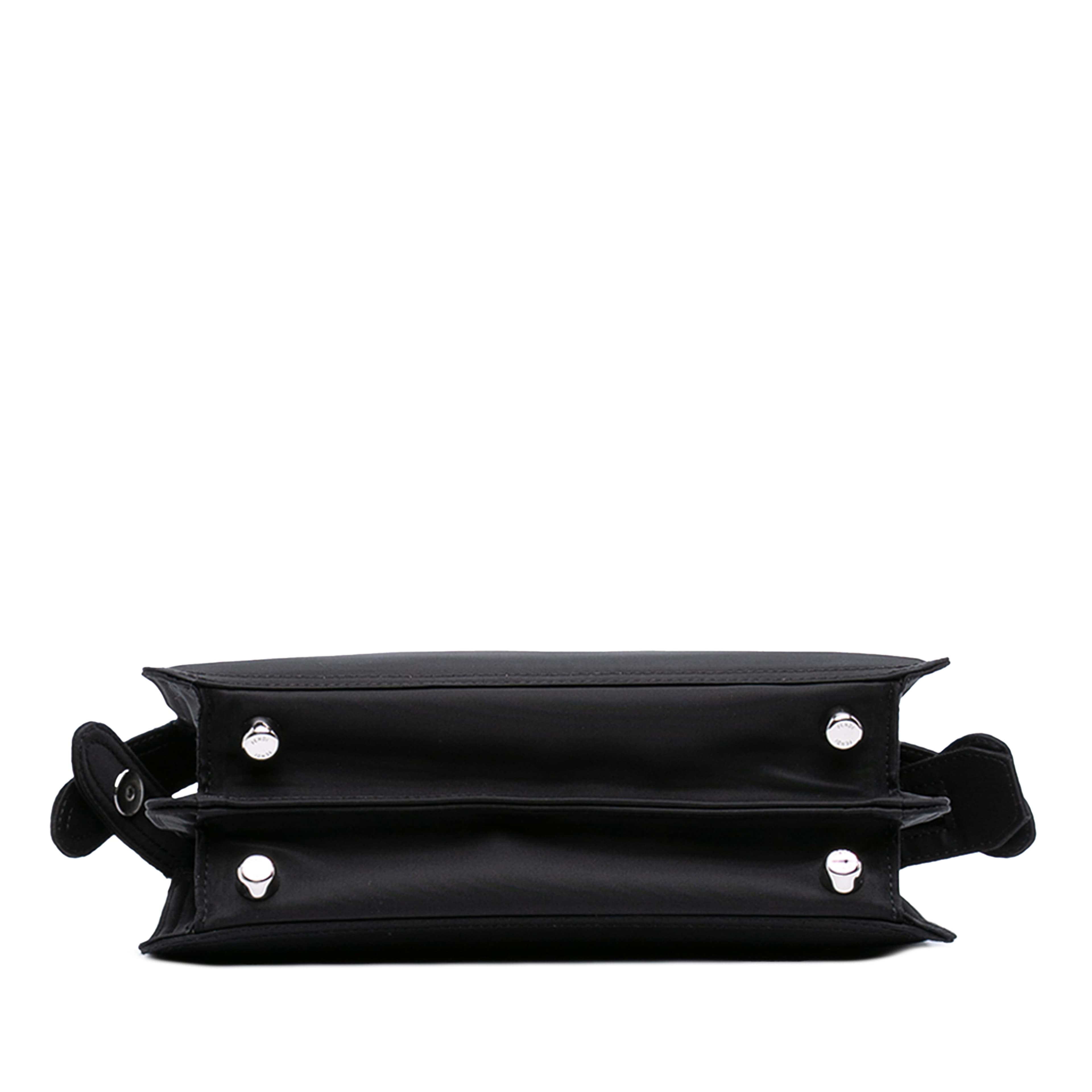 Fendi Small Nylon Peekaboo Iseeu Satchel, från Luxclusif, i färgen black. Klicka för att öppna bilden i stort format