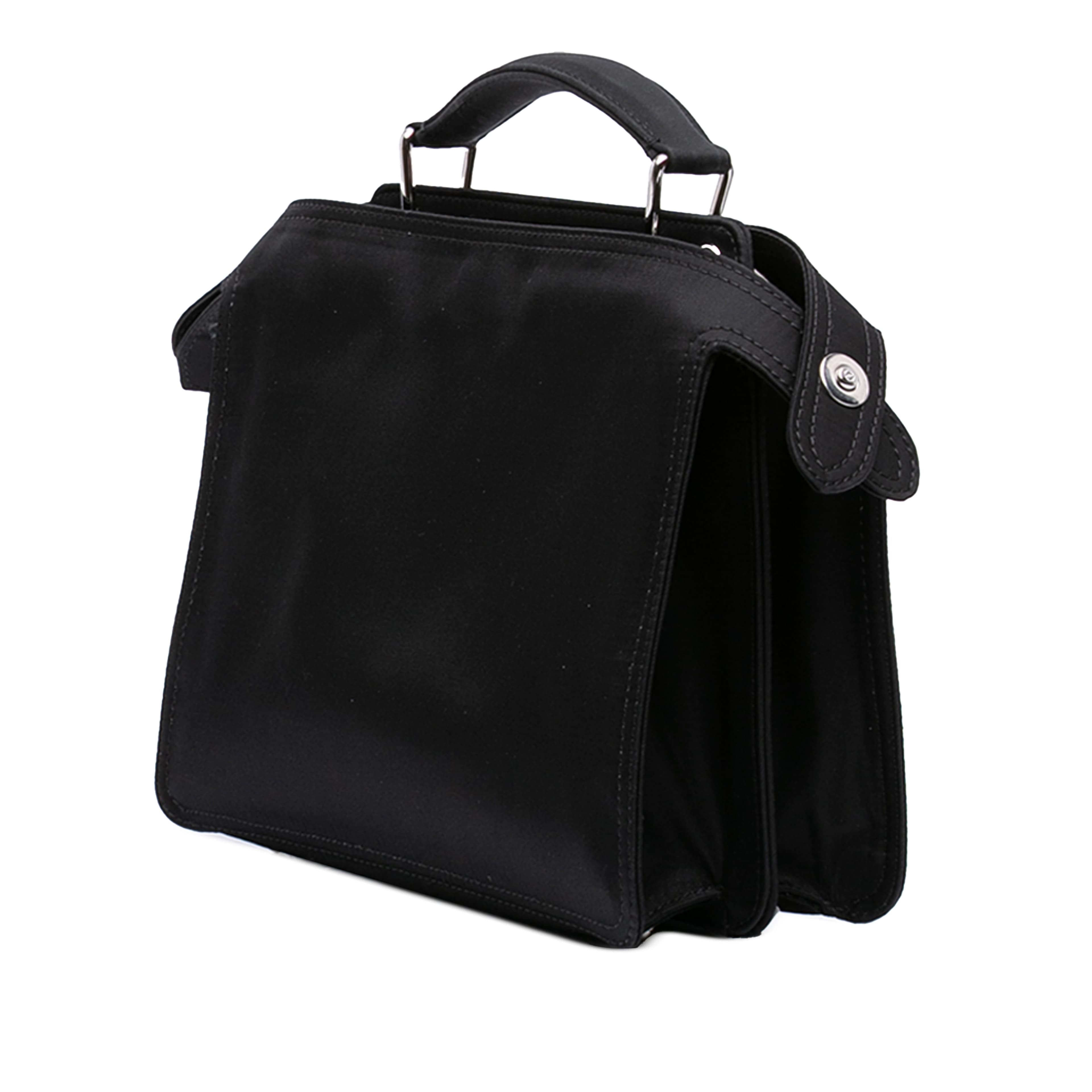 Fendi Small Nylon Peekaboo Iseeu Satchel, från Luxclusif, i färgen black. Klicka för att öppna bilden i stort format