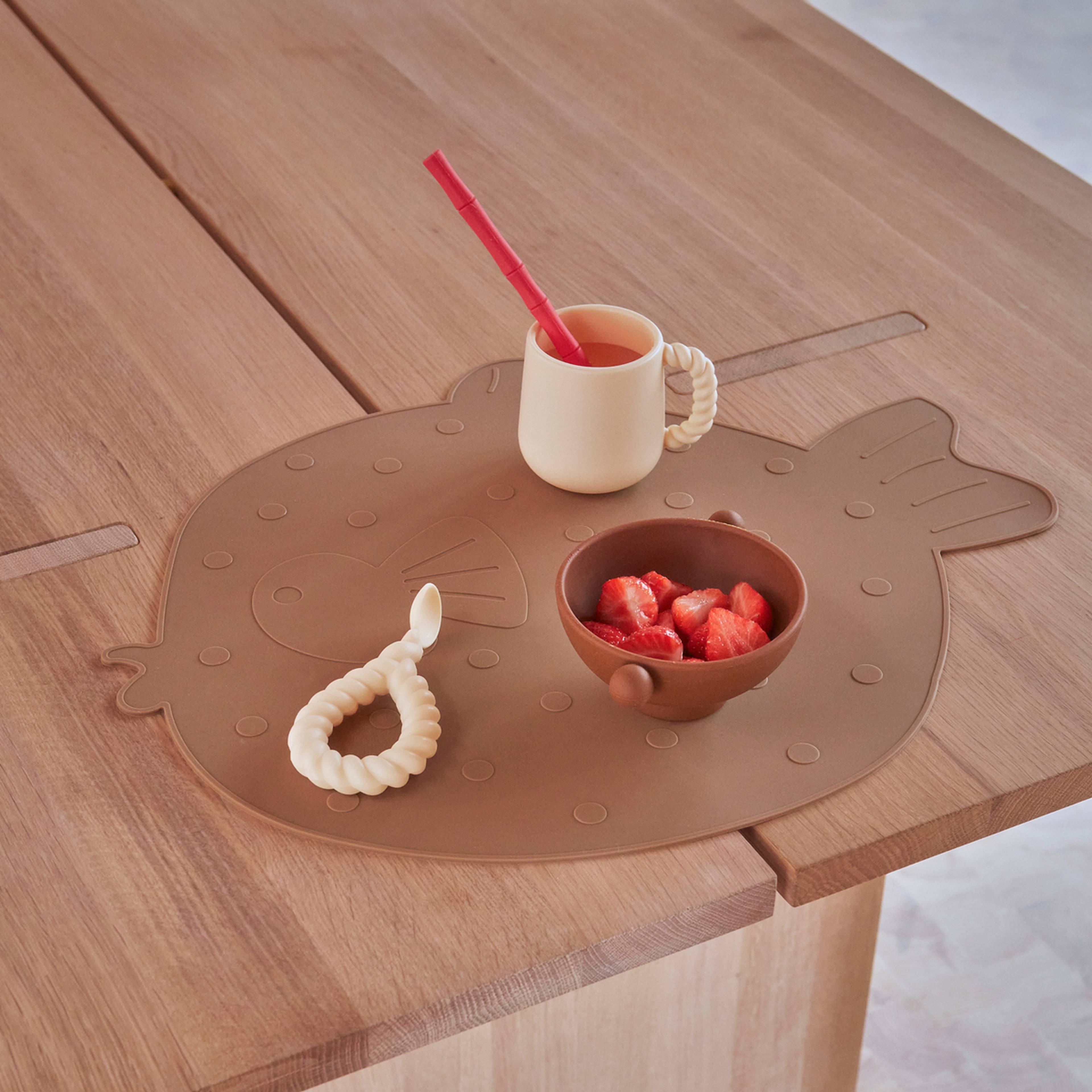 Placemat Little Finn, från OYOY Mini, i färgen rubber. Klicka för att öppna bilden i stort format