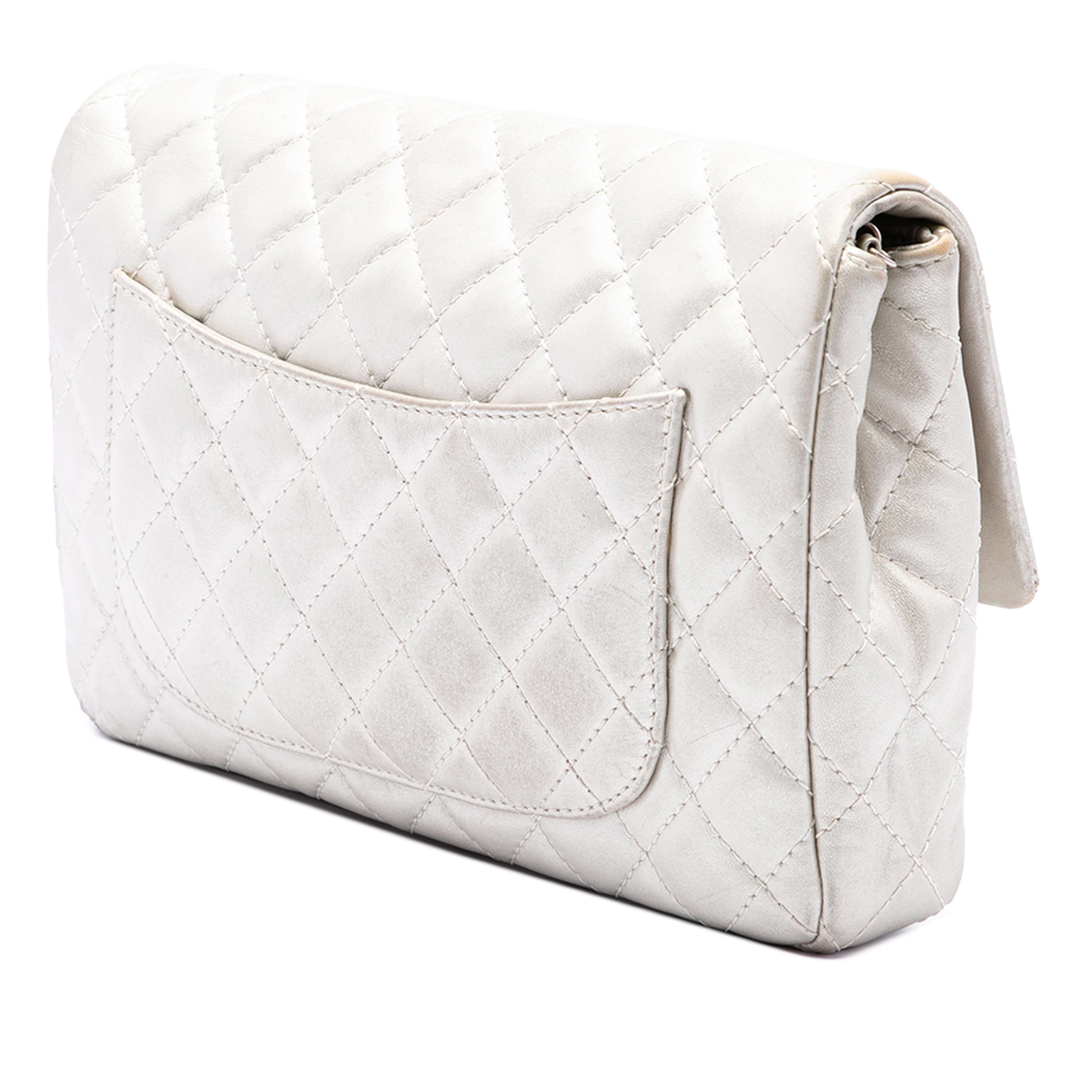 Chanel Quilted Metallic Calfskin Reissue 2.55 Chain Flap, från Luxclusif, i färgen silver. Klicka för att öppna bilden i stort format