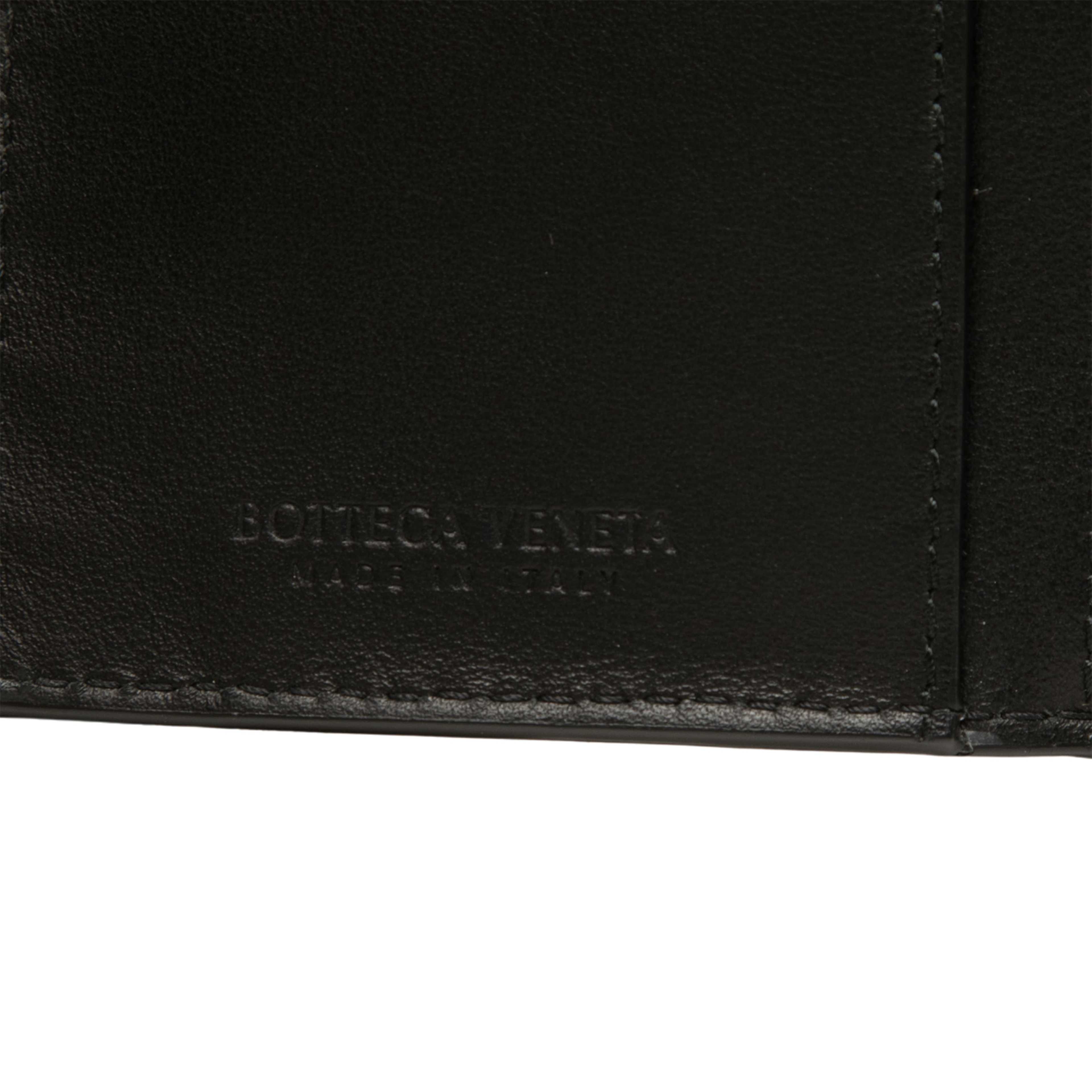 Bottega Veneta Calfskin Intrecciato Bifold Long Wallet, från Luxclusif, i färgen svart. Klicka för att öppna bilden i stort format