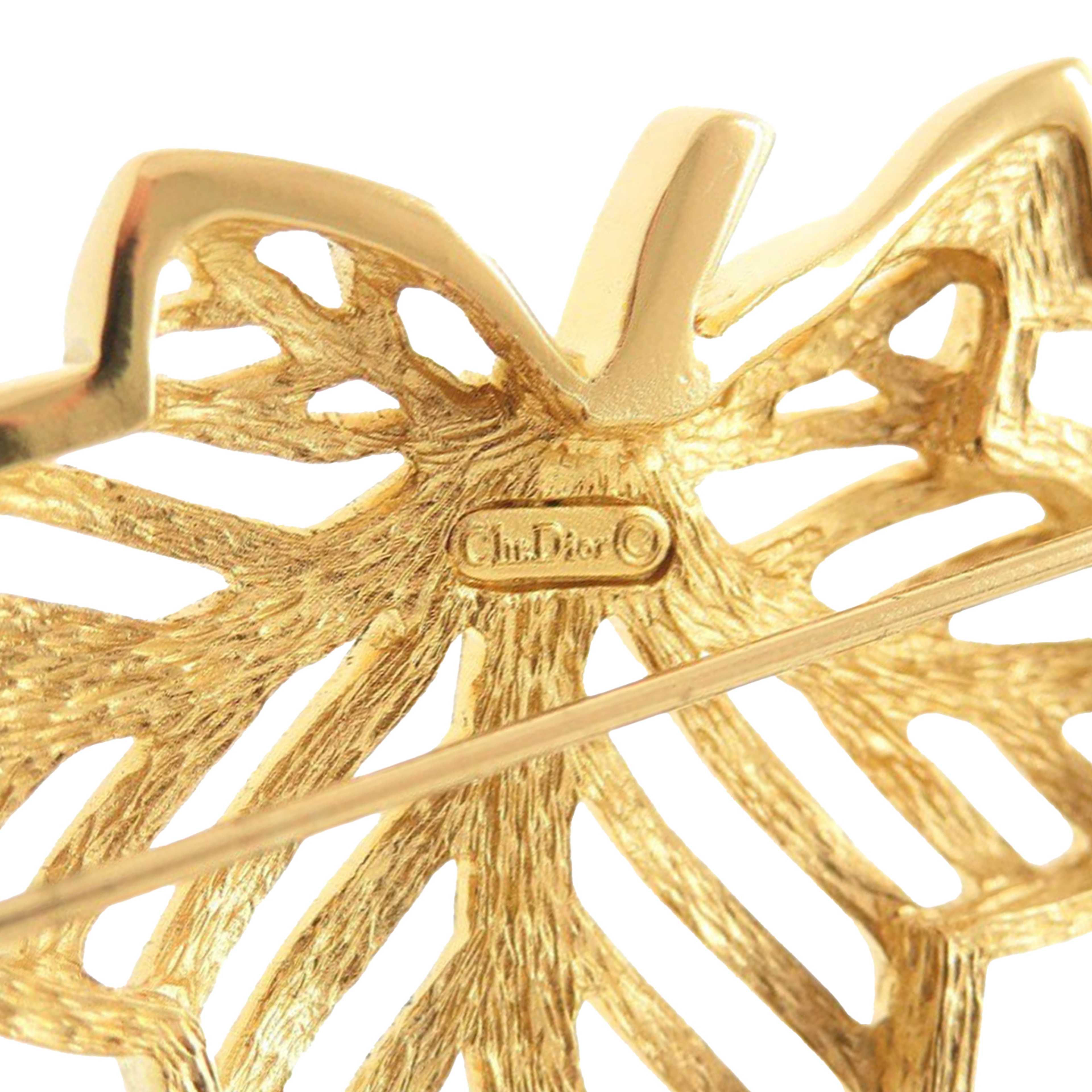 Dior Gold Plated Leaf Brooch, från Luxclusif, i färgen guld. Klicka för att öppna bilden i stort format