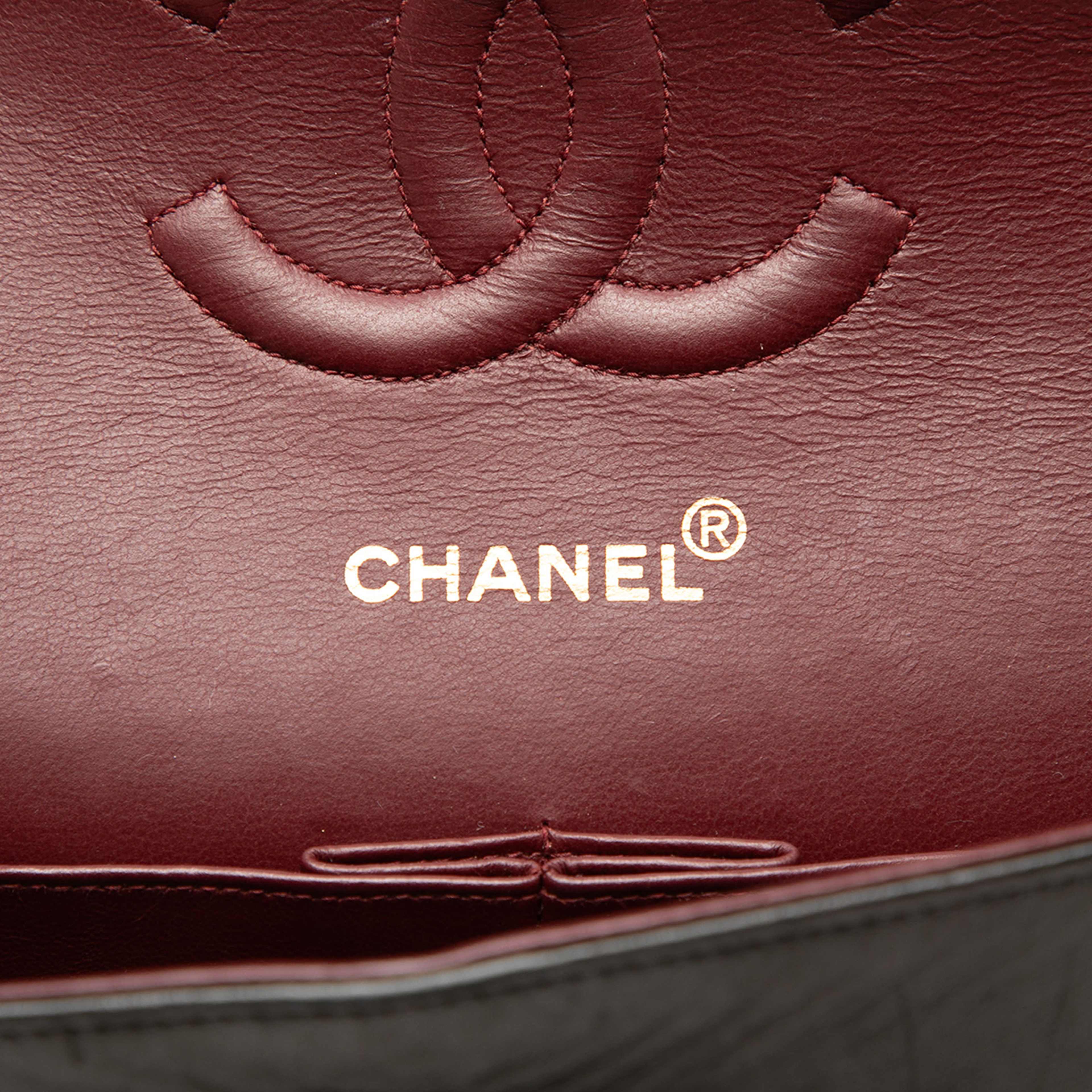 Chanel Medium Classic Lambskin Double Flap, från Luxclusif, i färgen black. Klicka för att öppna bilden i stort format