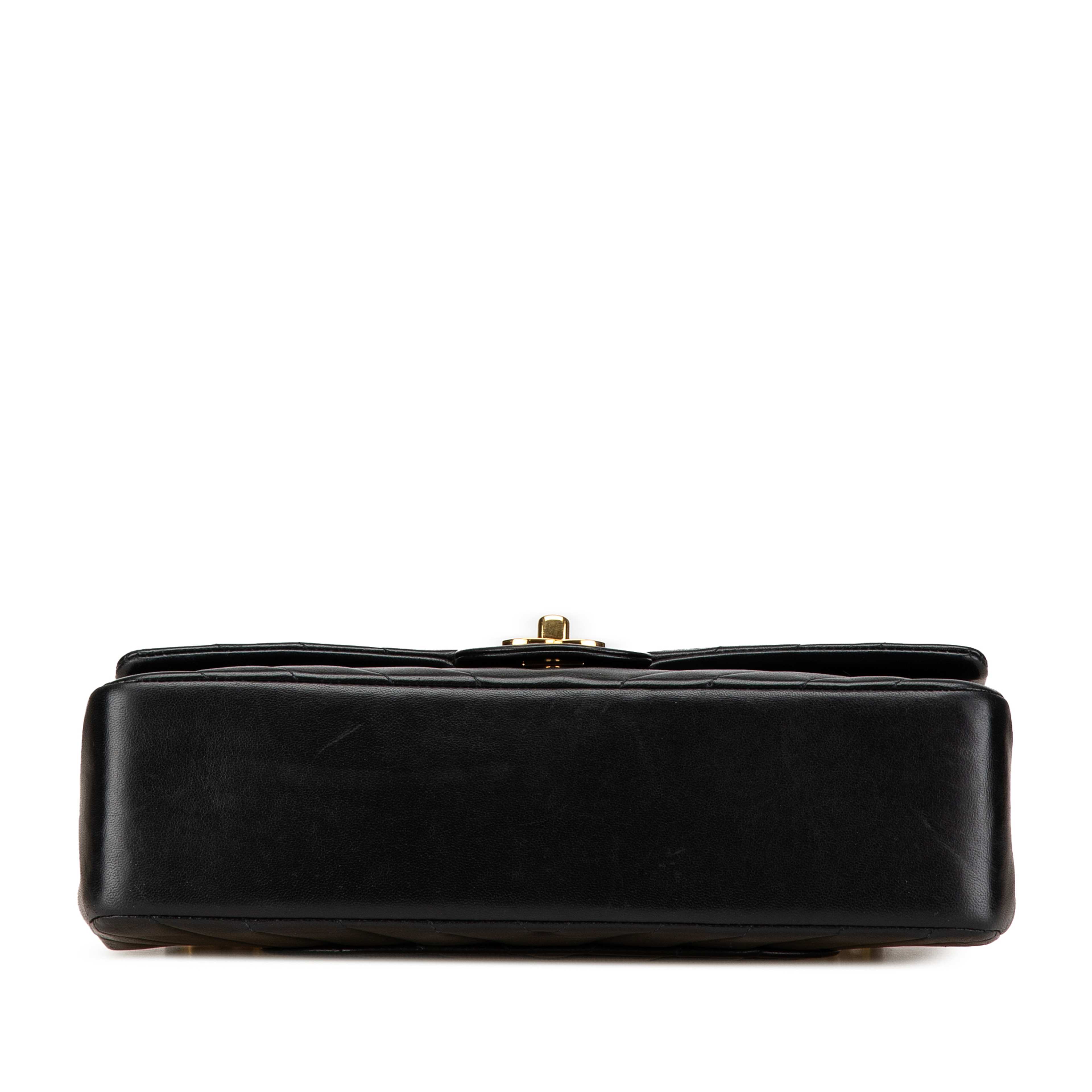 Chanel Small Classic Chevron Lambskin Double Flap, från Luxclusif, i färgen black. Klicka för att öppna bilden i stort format