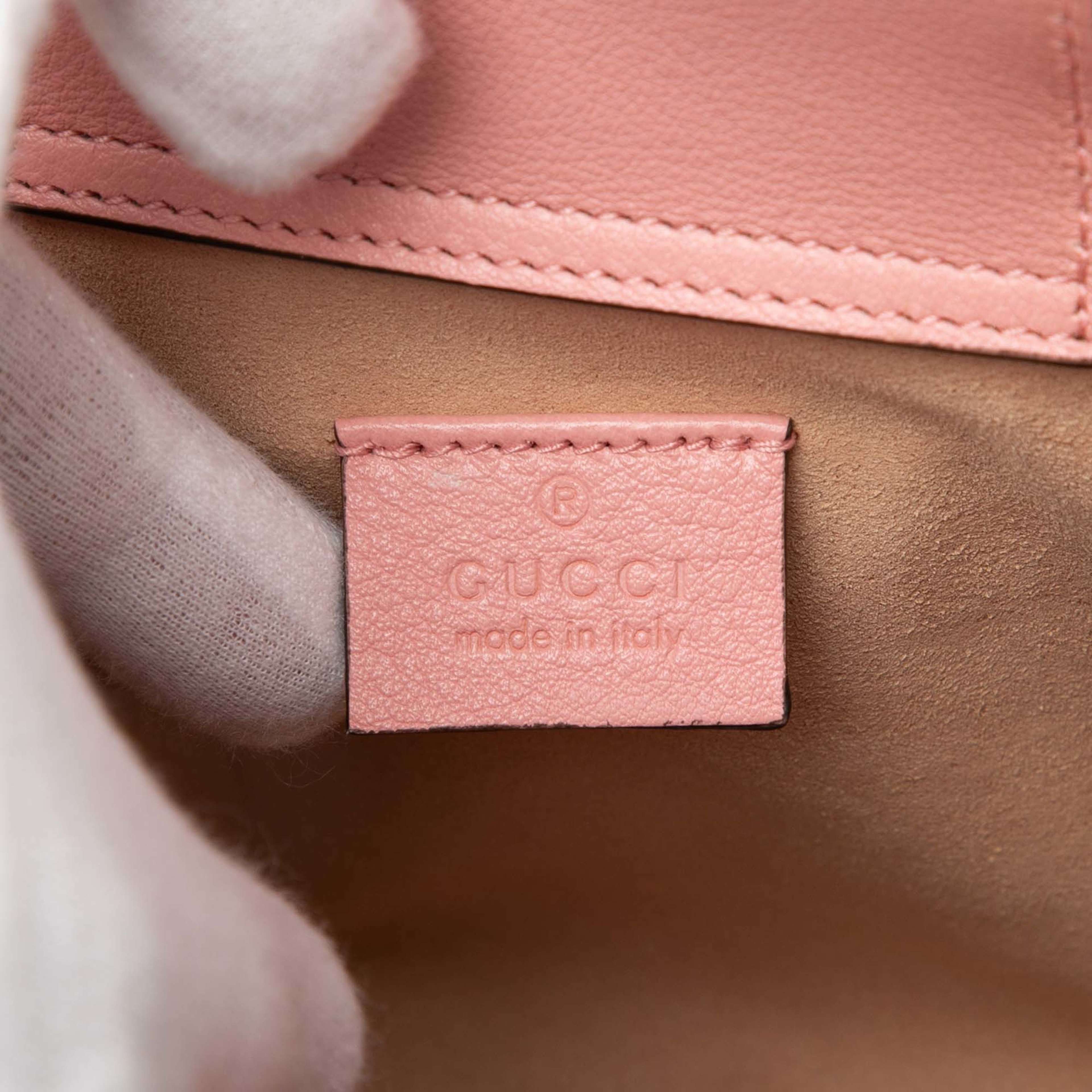 Gucci Mini Calfskin Bamboo Diana Satchel, från Luxclusif, i färgen pink. Klicka för att öppna bilden i stort format