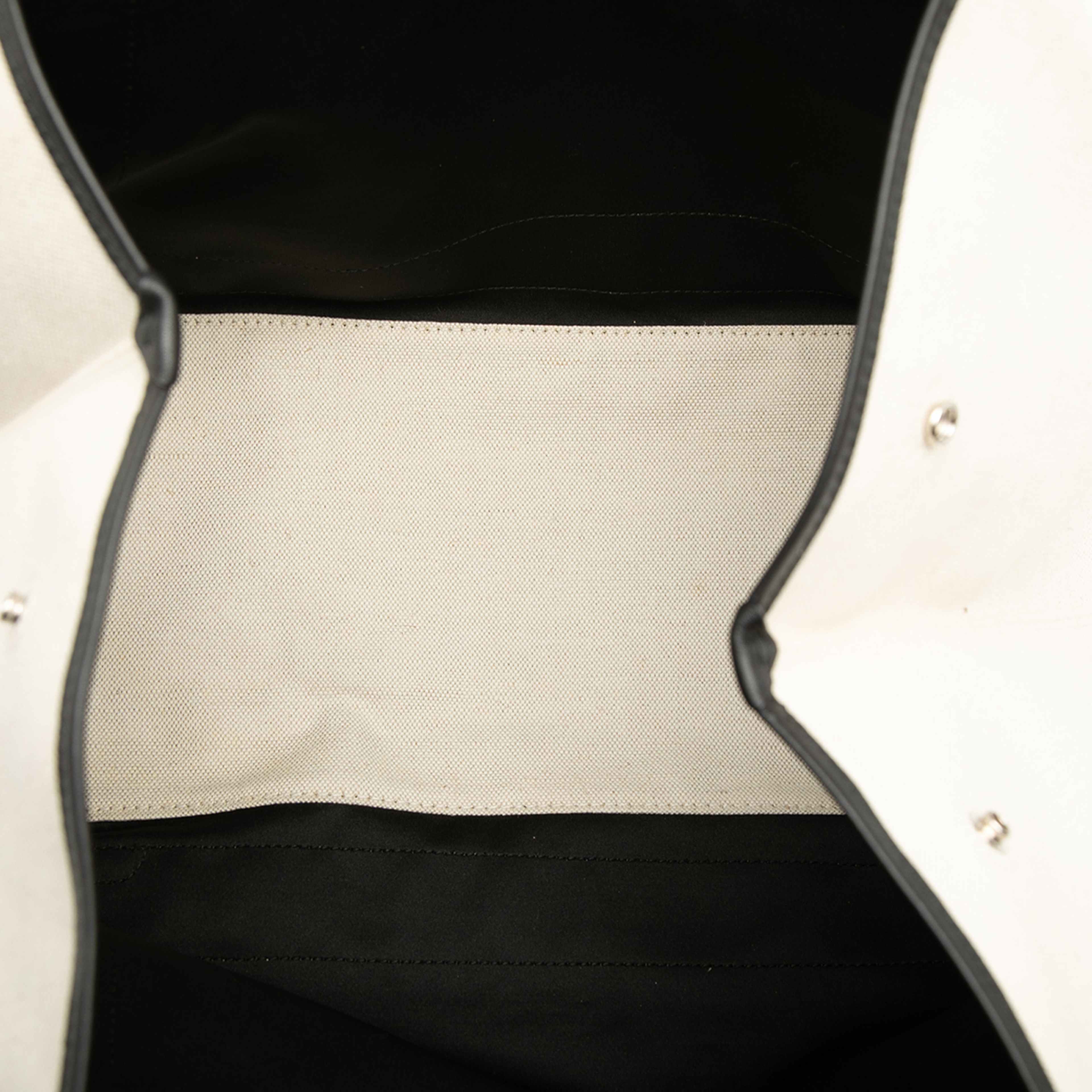 Balenciaga Canvas Navy Cabas Tote M, från Luxclusif, i färgen white. Klicka för att öppna bilden i stort format
