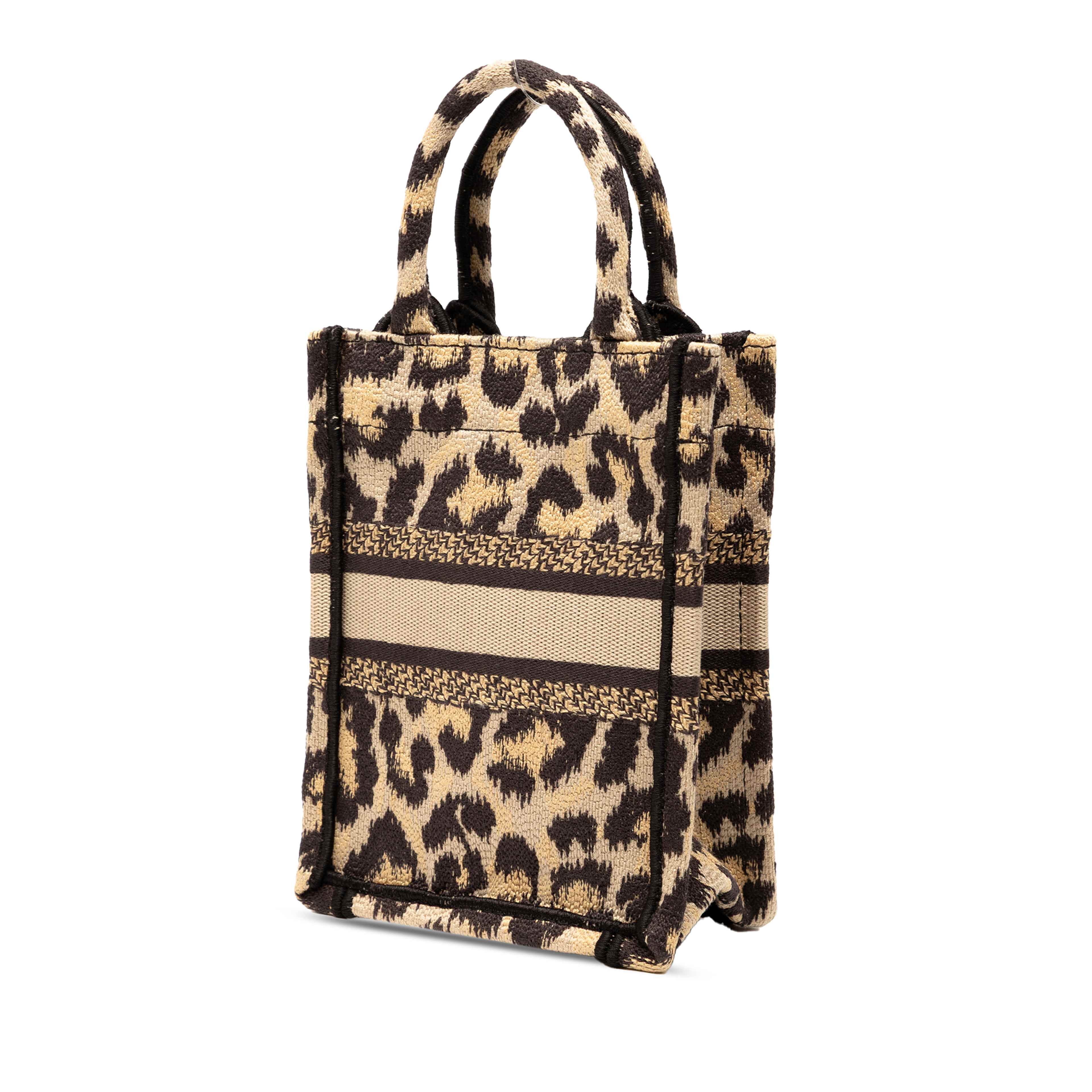 Dior Mizza Mini Embroidered Canvas Leopard Vertical Book Tote, från Luxclusif, i färgen beige. Klicka för att öppna bilden i stort format
