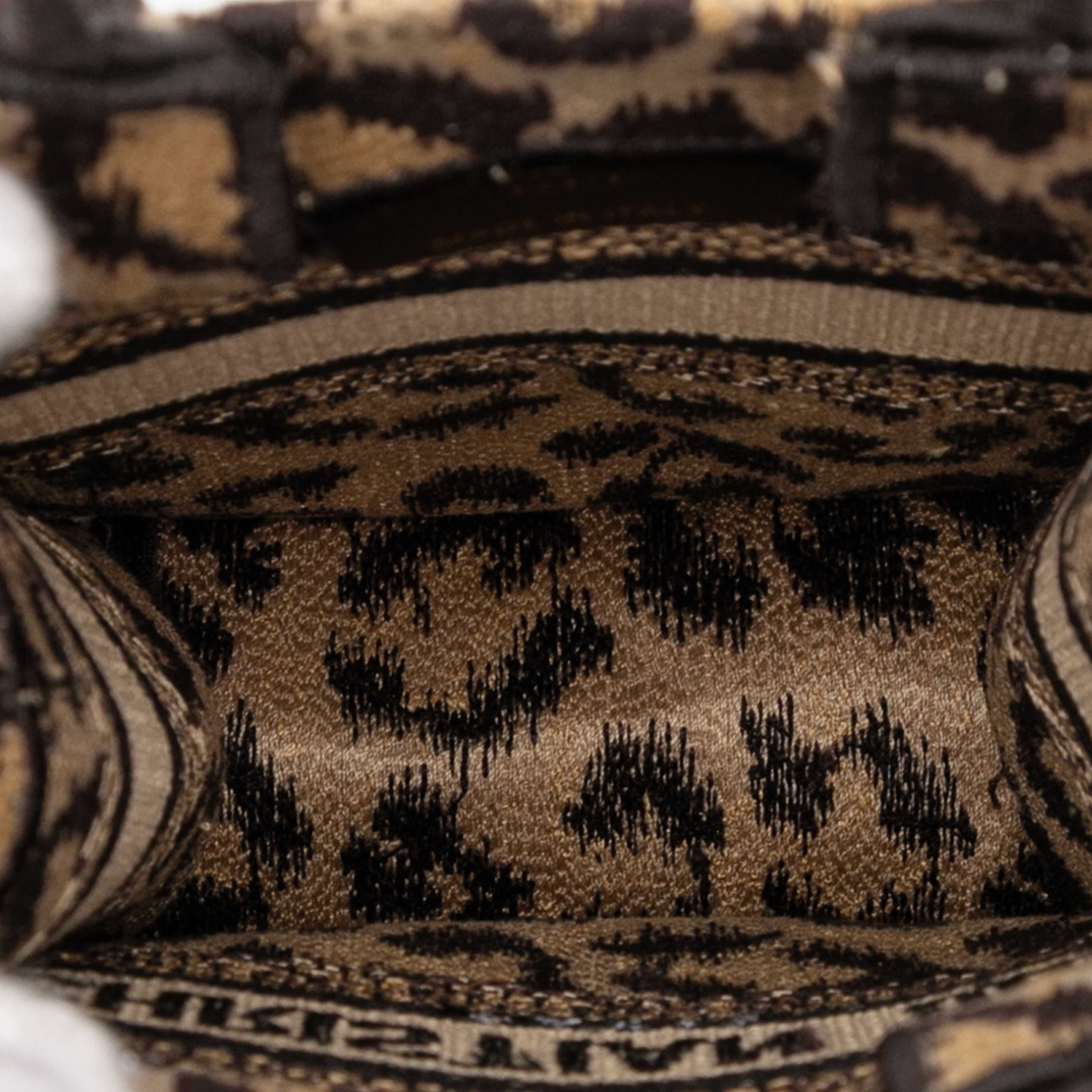 Dior Mizza Mini Embroidered Canvas Leopard Vertical Book Tote, från Luxclusif, i färgen beige. Klicka för att öppna bilden i stort format