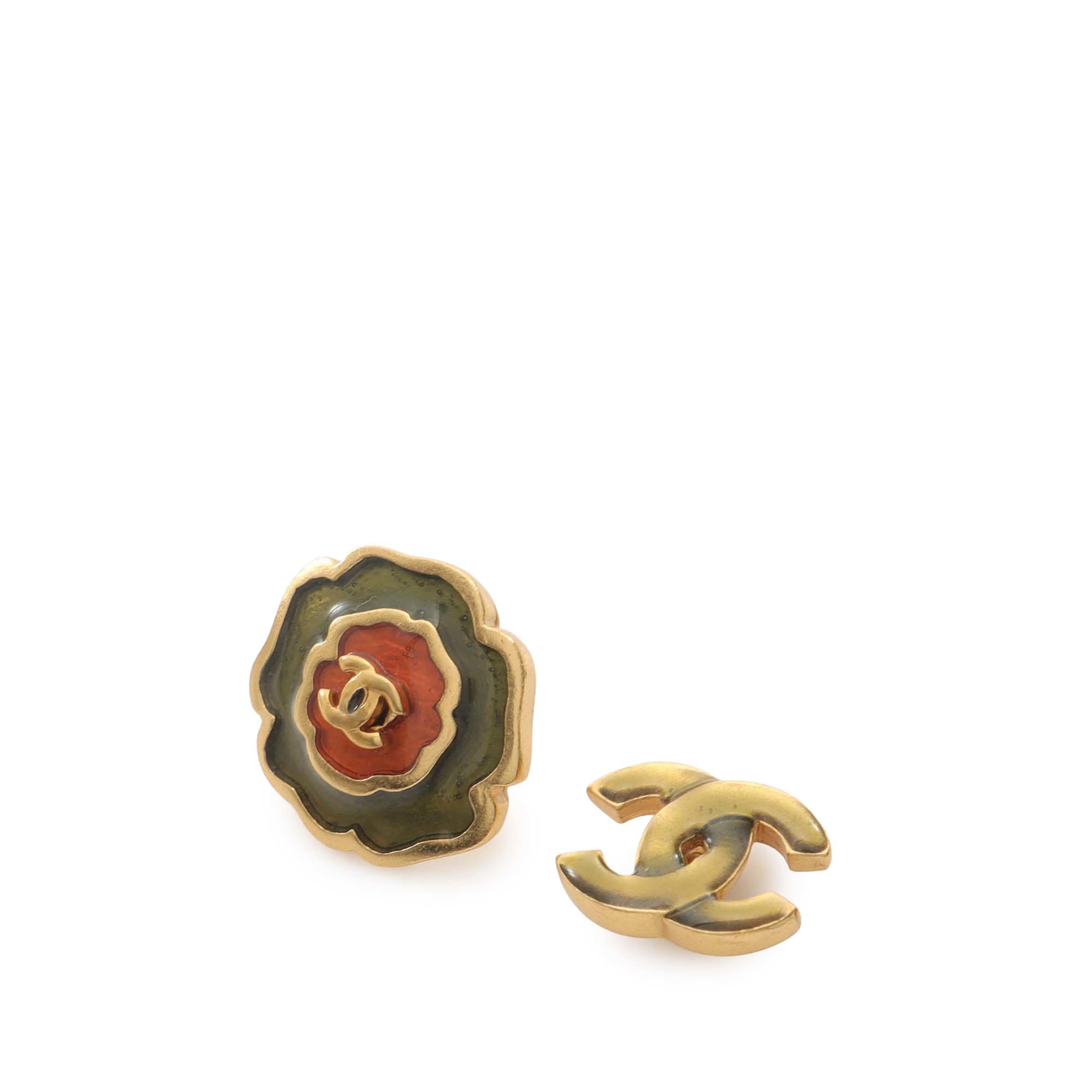 Chanel Enamel Camellia Cc Stud Push Back Earrings, från Luxclusif, i färgen grön. Klicka för att öppna bilden i stort format