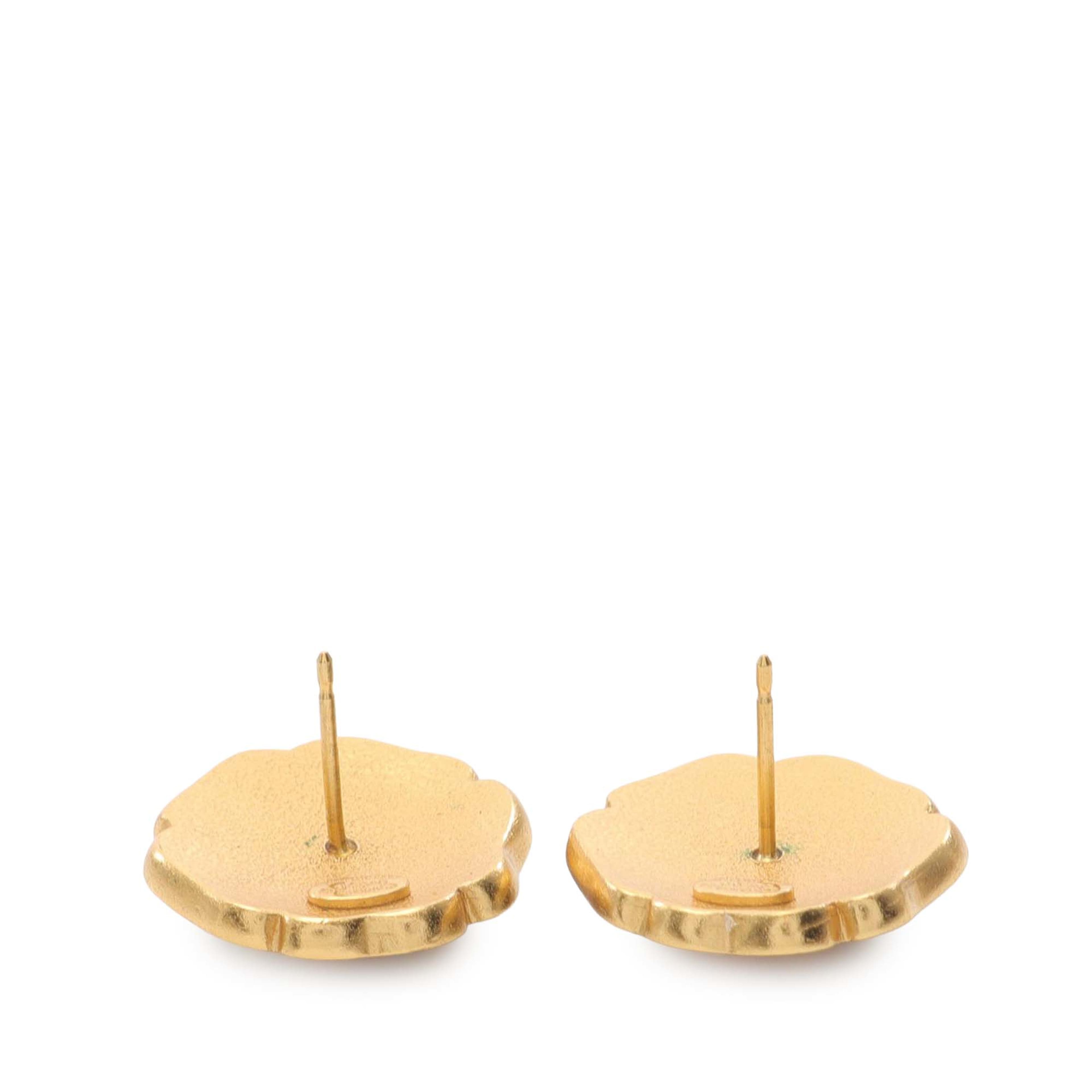 Chanel Enamel Camellia Cc Stud Push Back Earrings, från Luxclusif, i färgen grön. Klicka för att öppna bilden i stort format